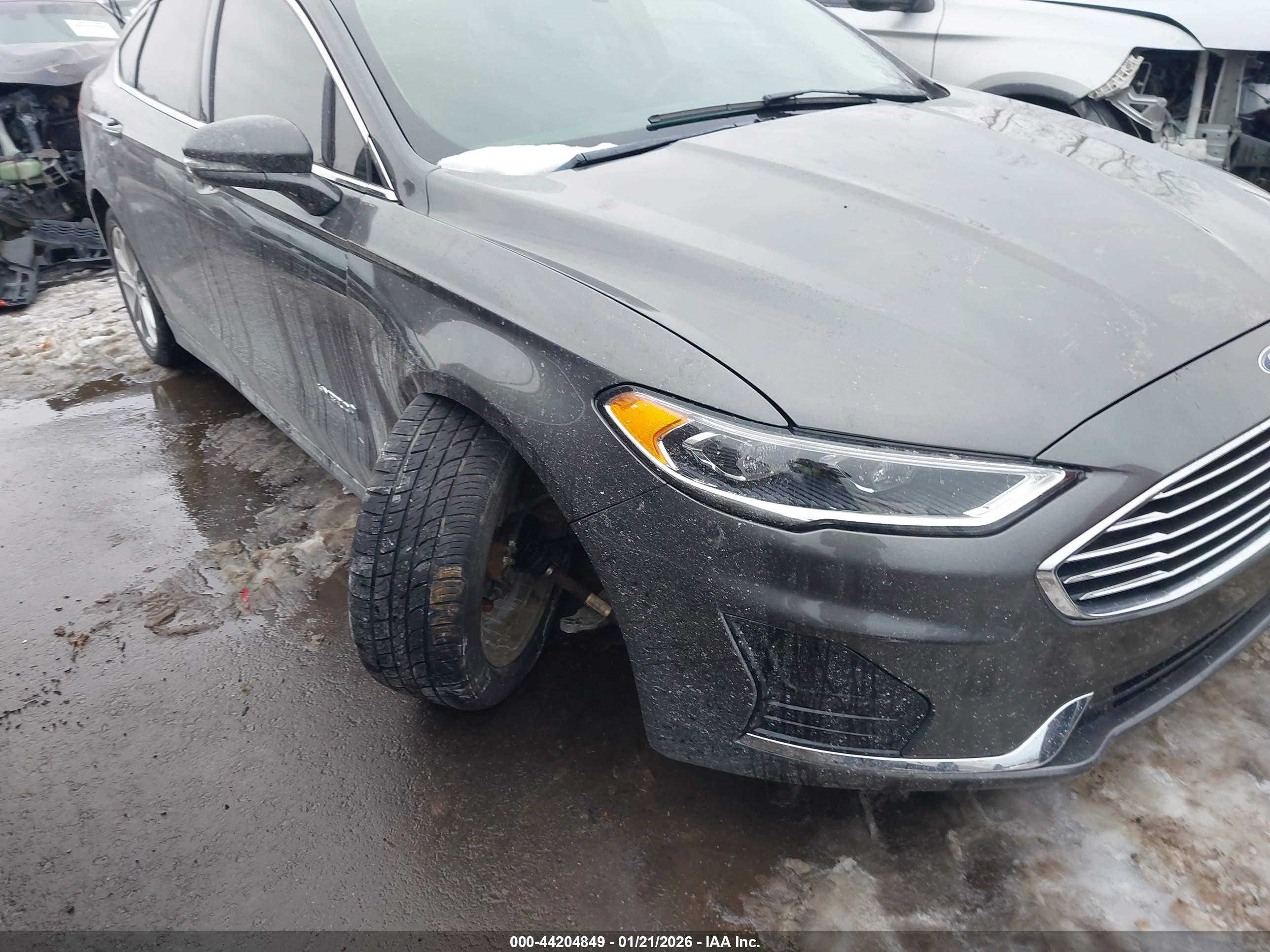 FORD FUSION image 6