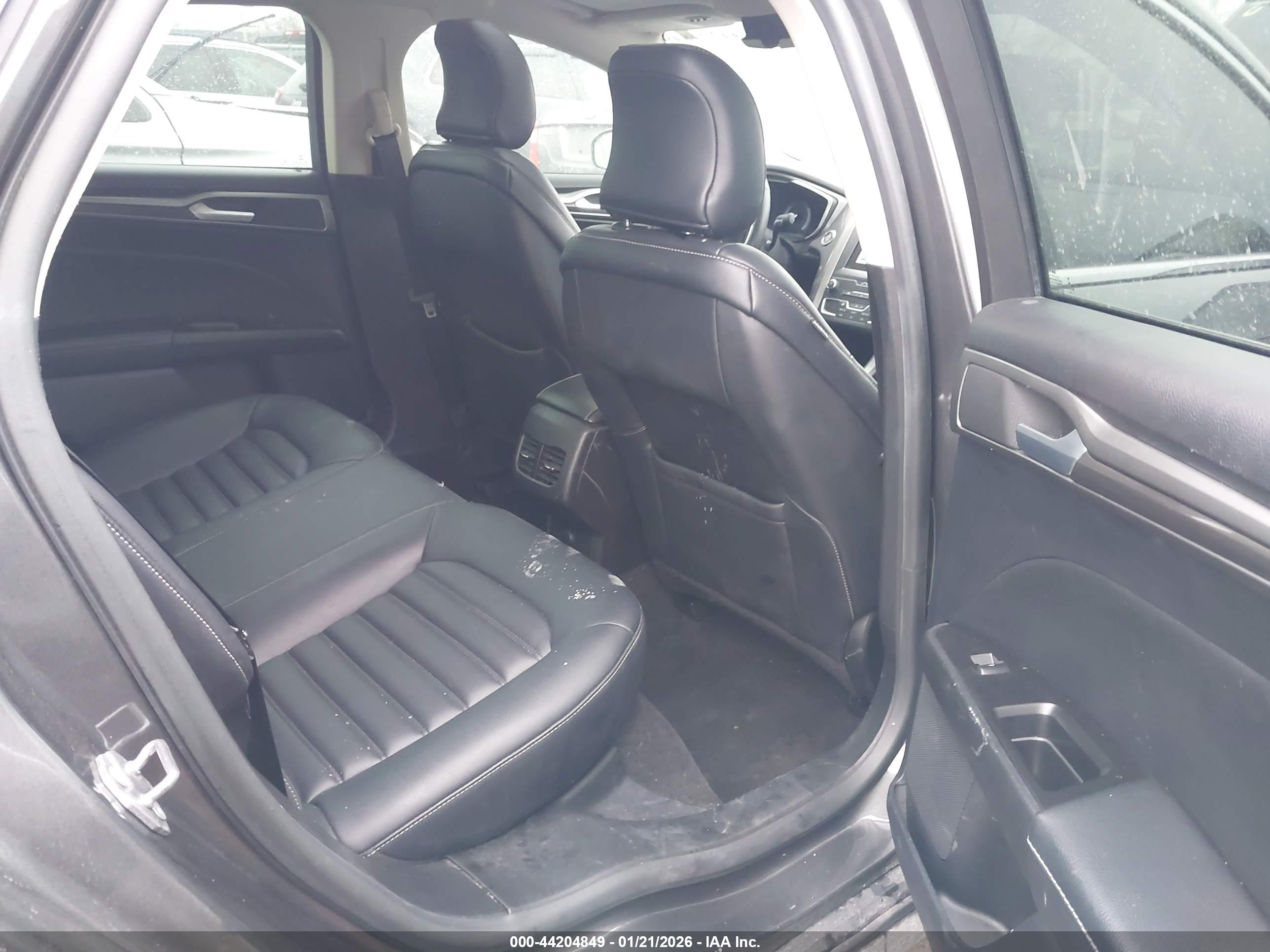 FORD FUSION image 8
