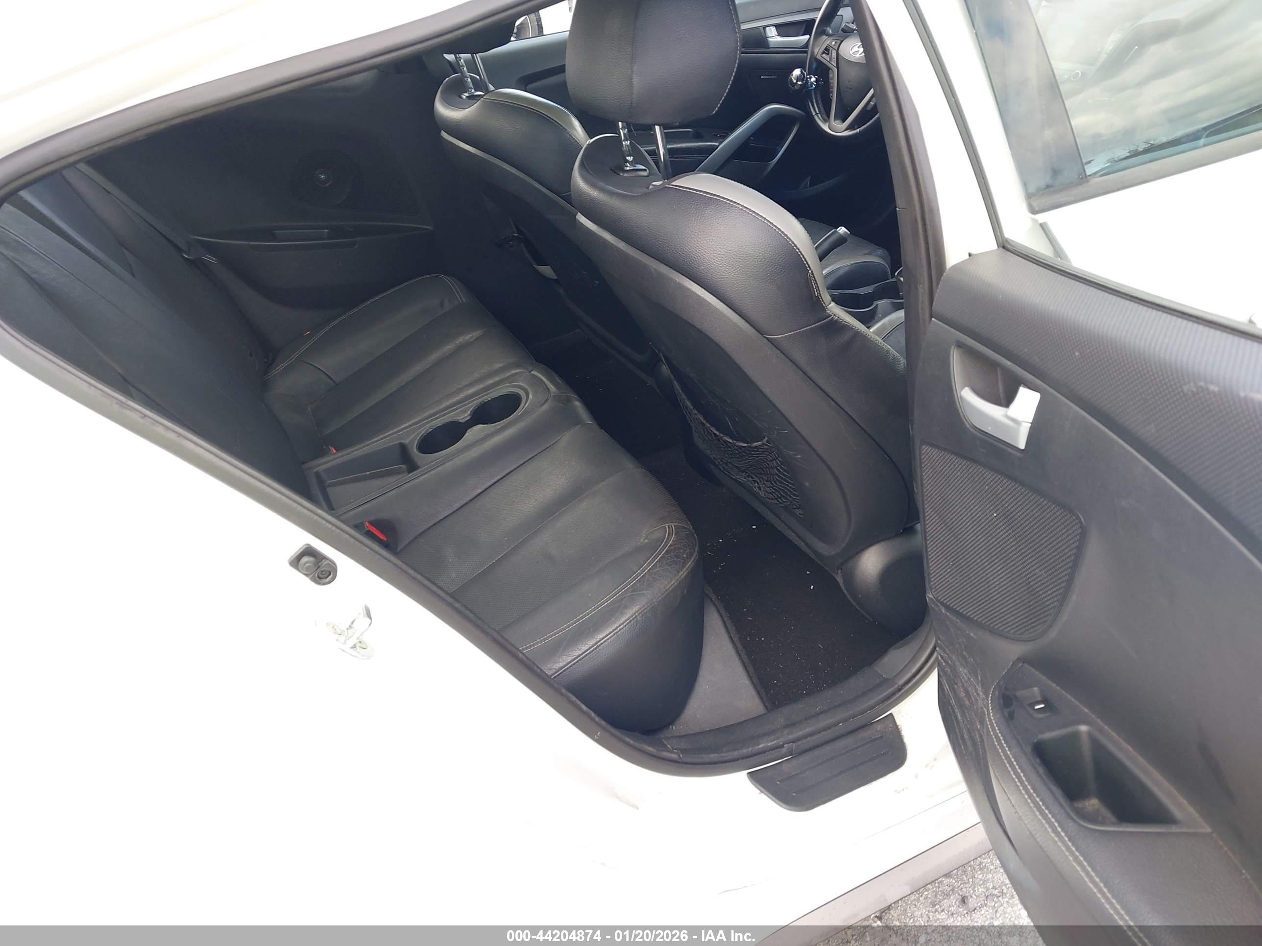 HYUNDAI VELOSTER image 8
