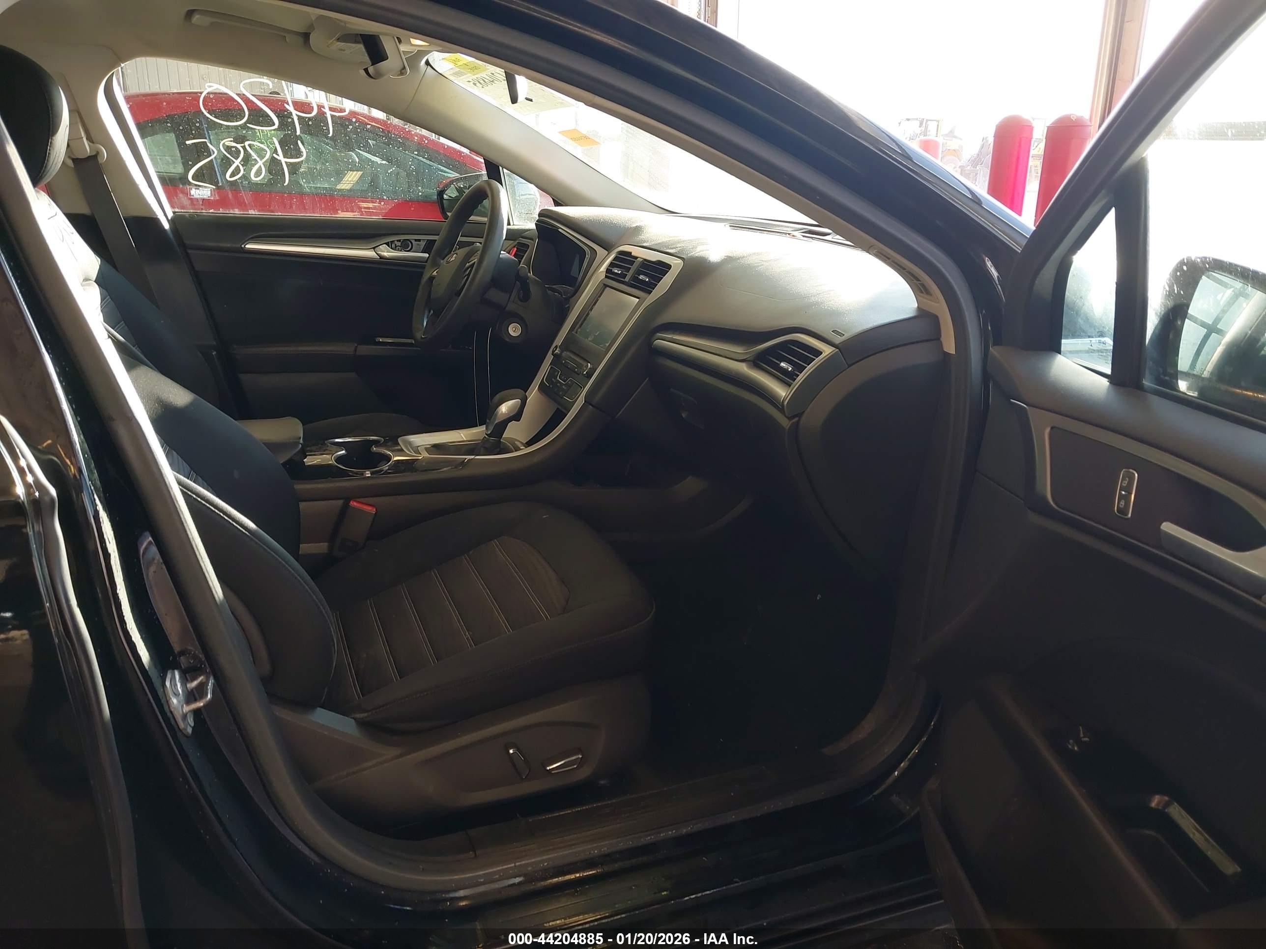 FORD FUSION image 5