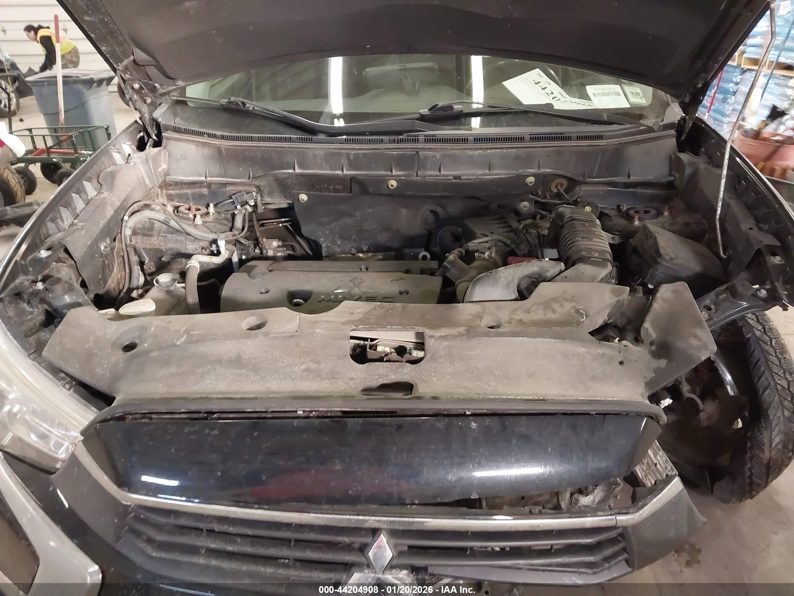 MITSUBISHI OUTLANDER image 10