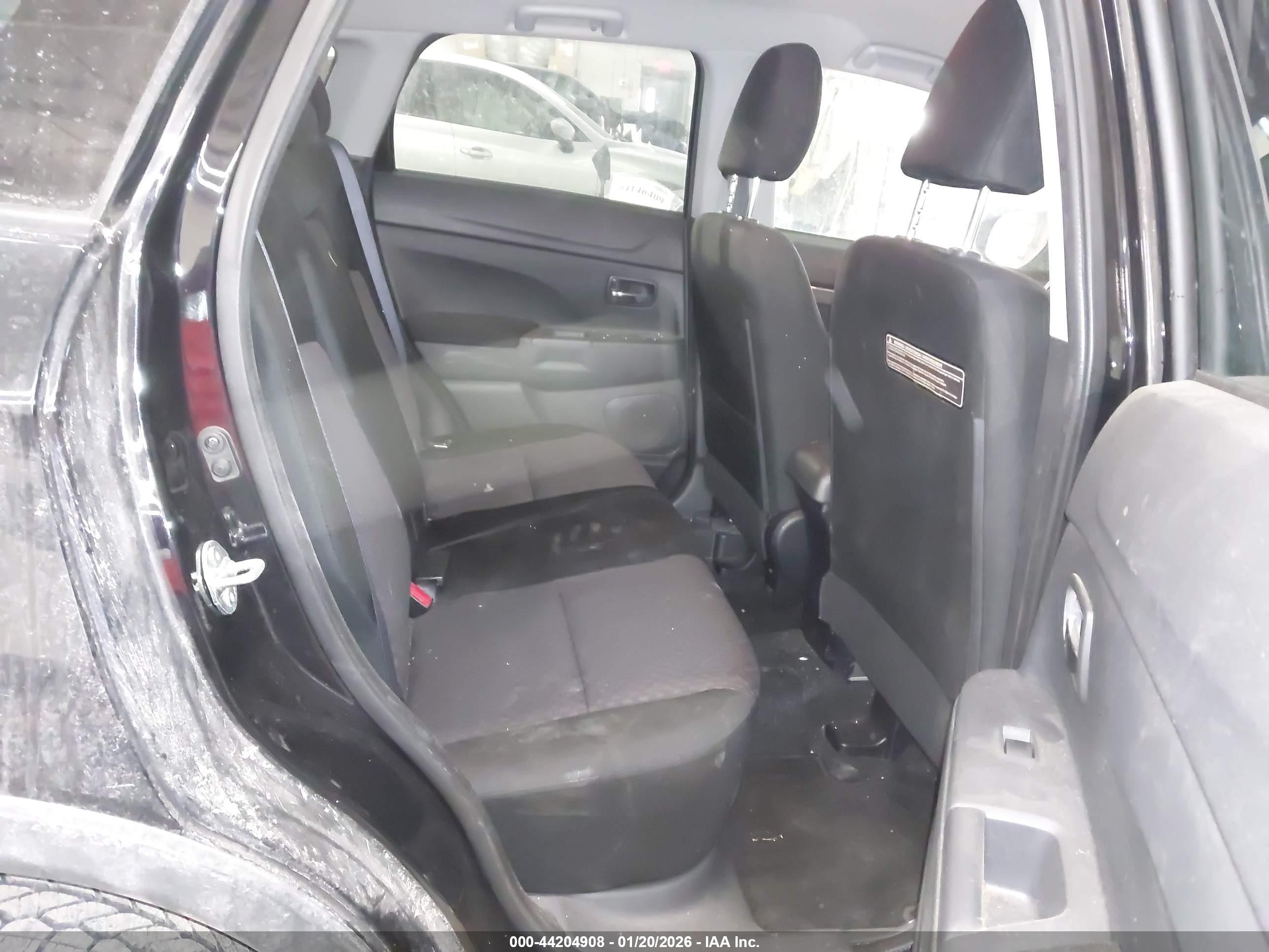 MITSUBISHI OUTLANDER image 8