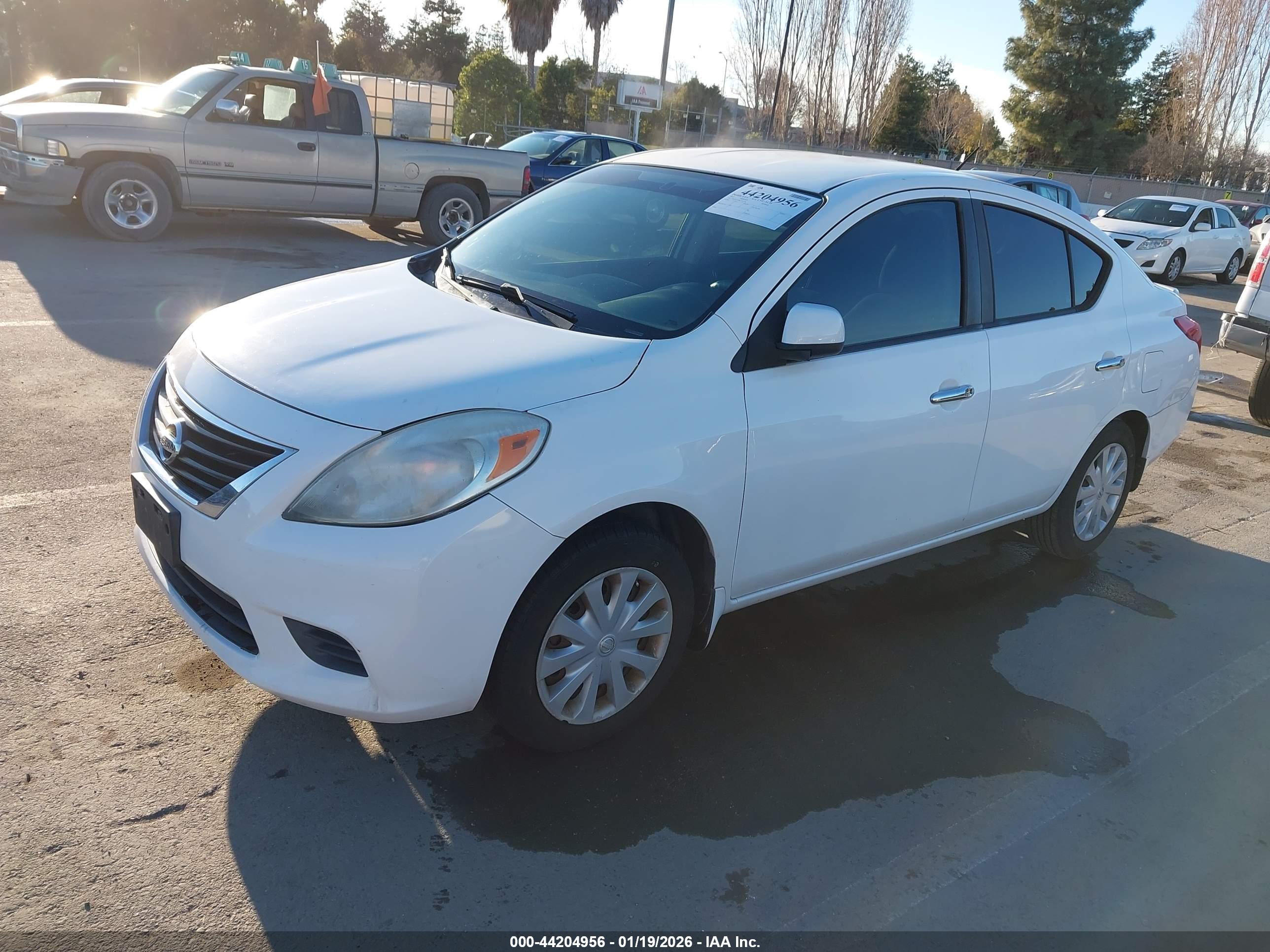 NISSAN VERSA image 2