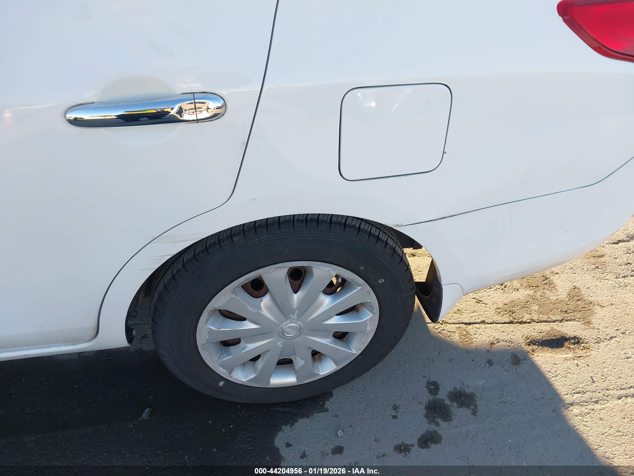 NISSAN VERSA image 6