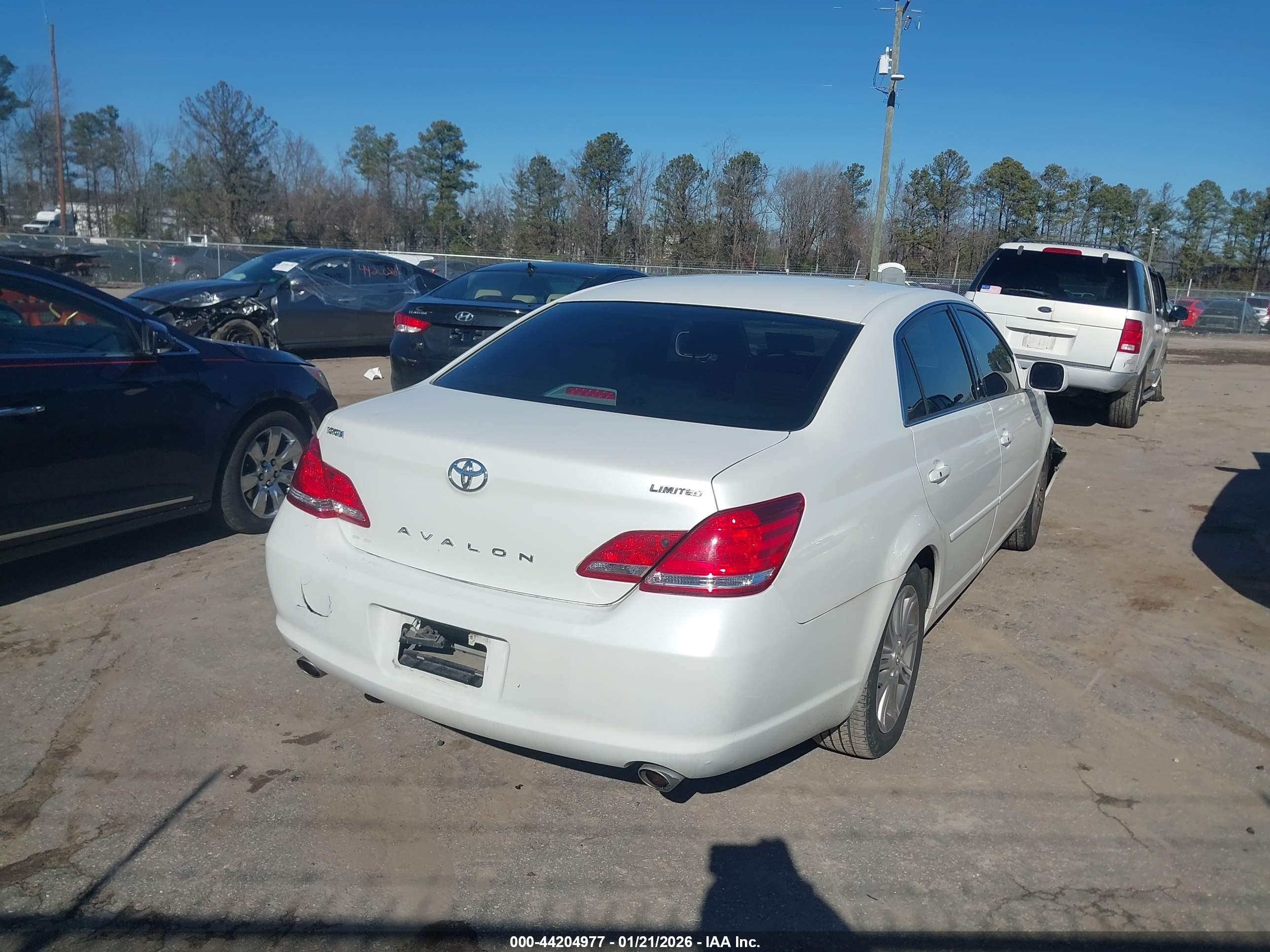 TOYOTA AVALON image 4