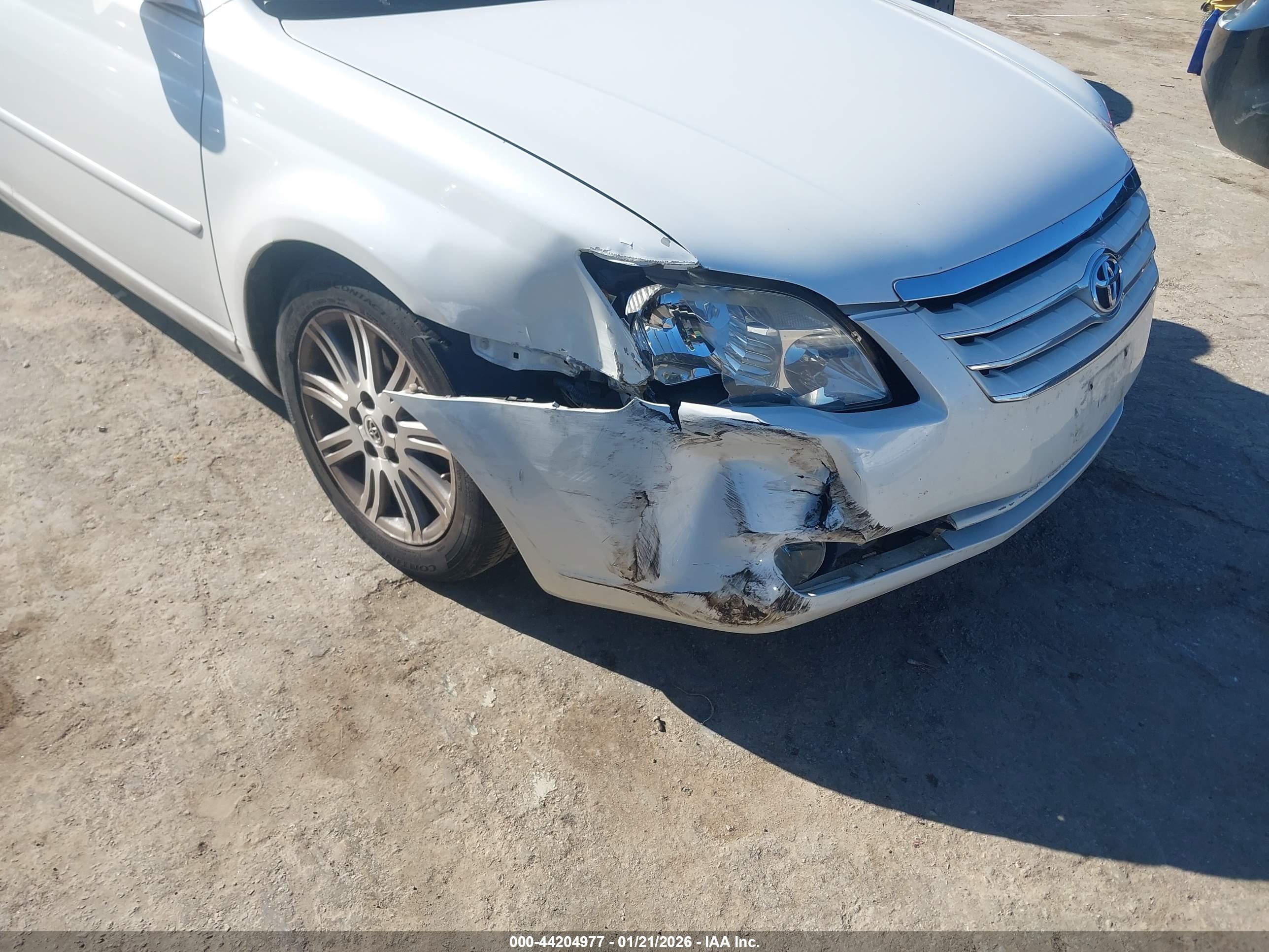 TOYOTA AVALON image 6