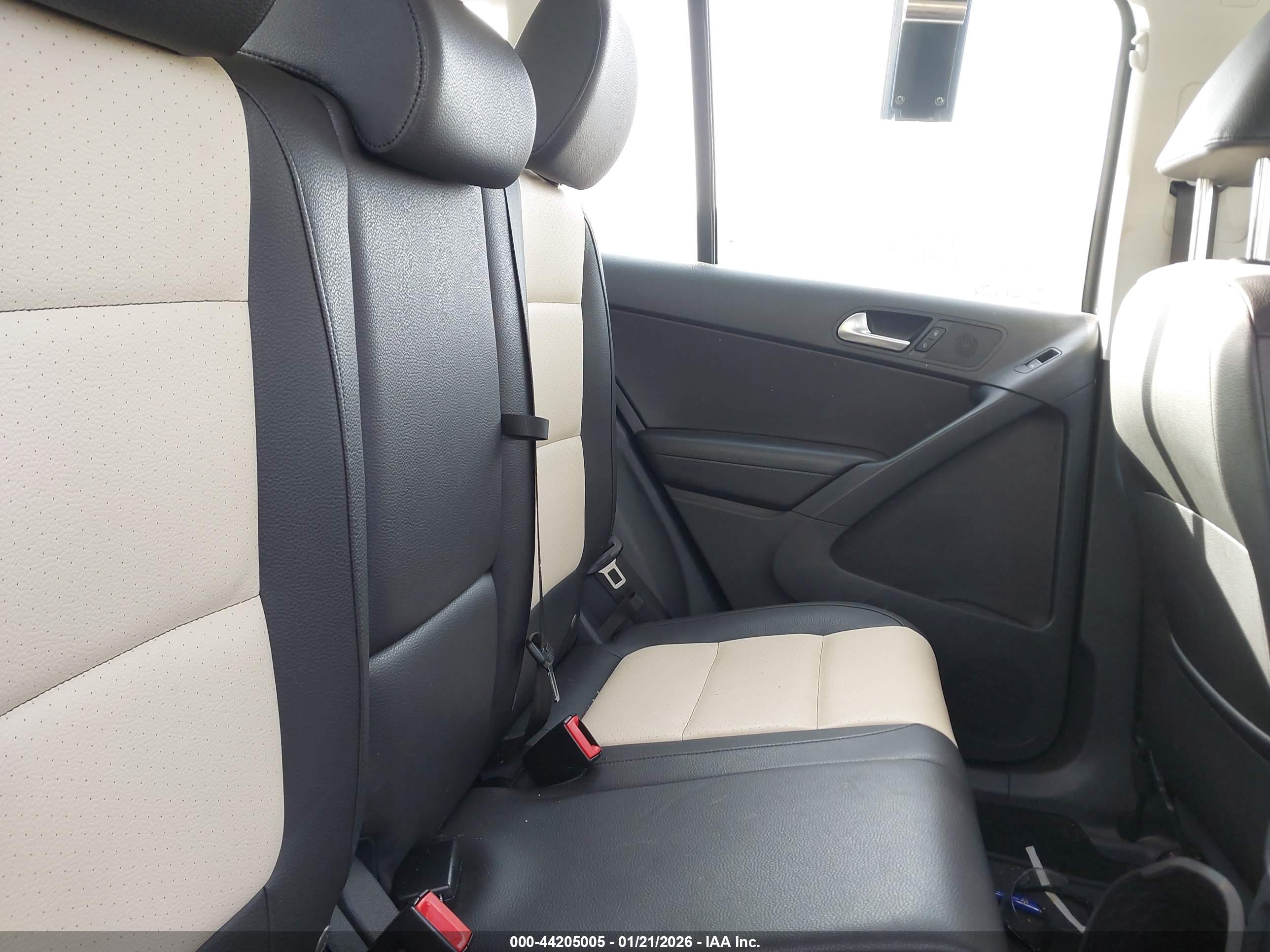 VOLKSWAGEN TIGUAN image 8