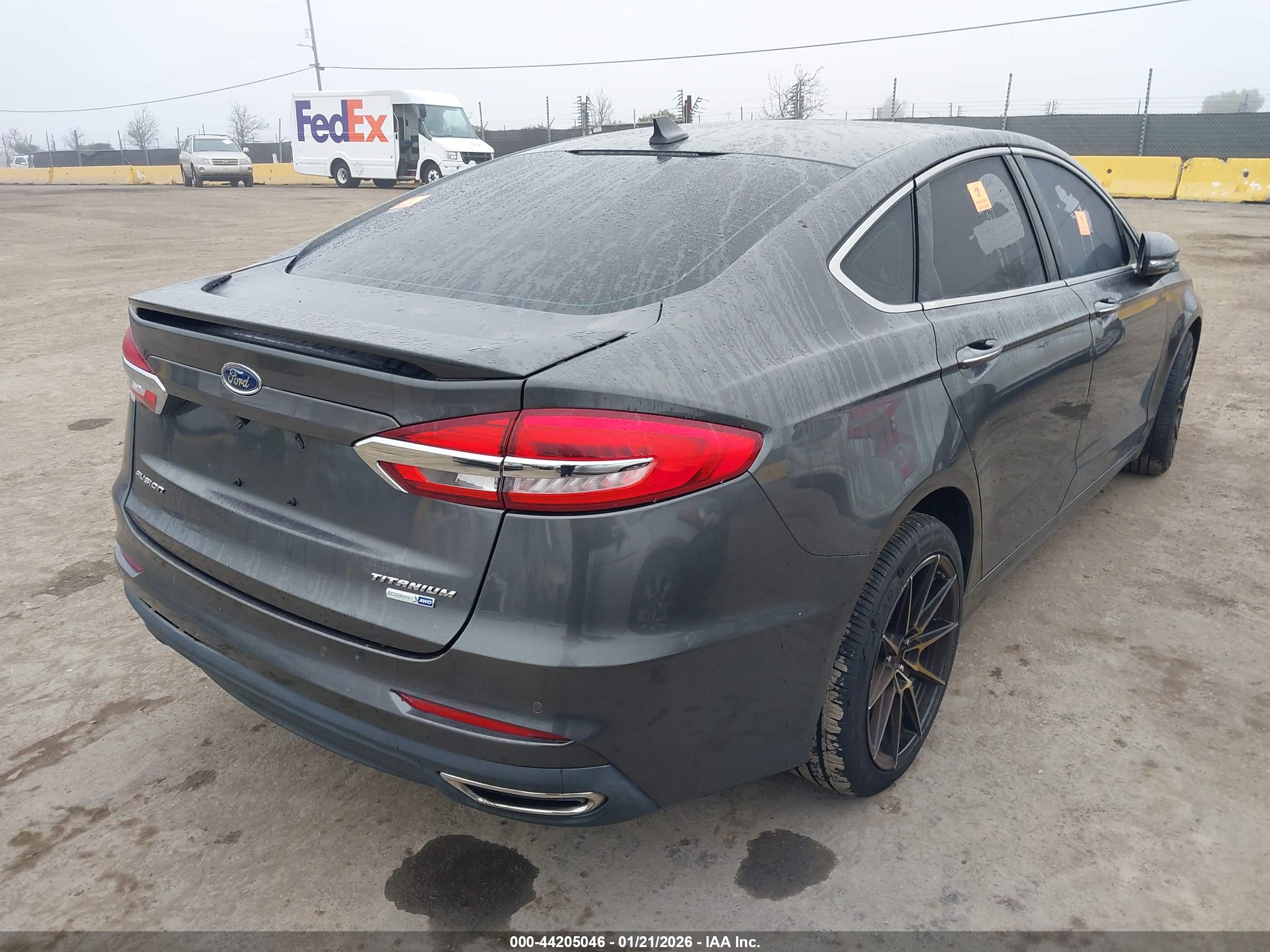 FORD FUSION image 4