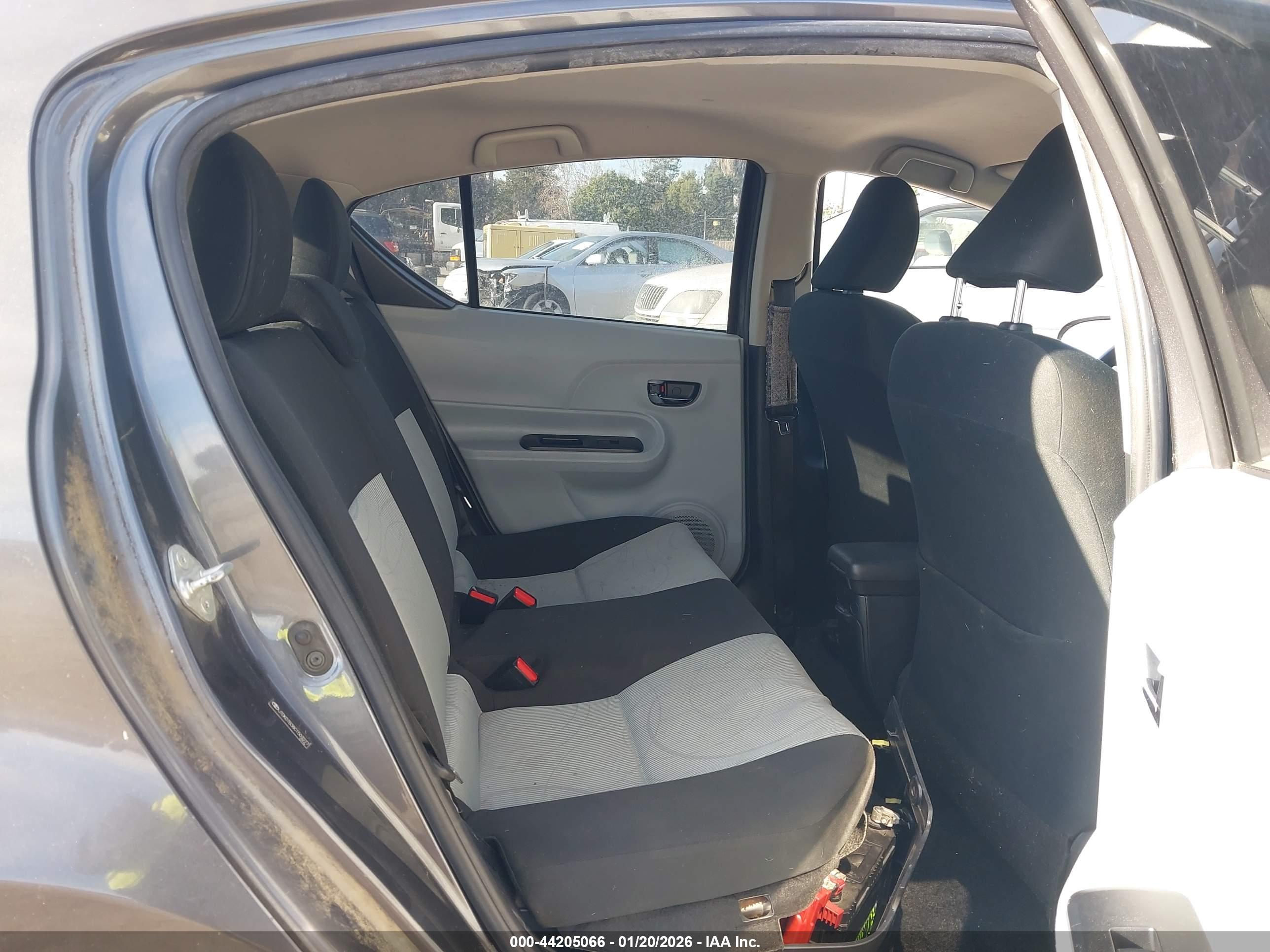 TOYOTA PRIUS image 8