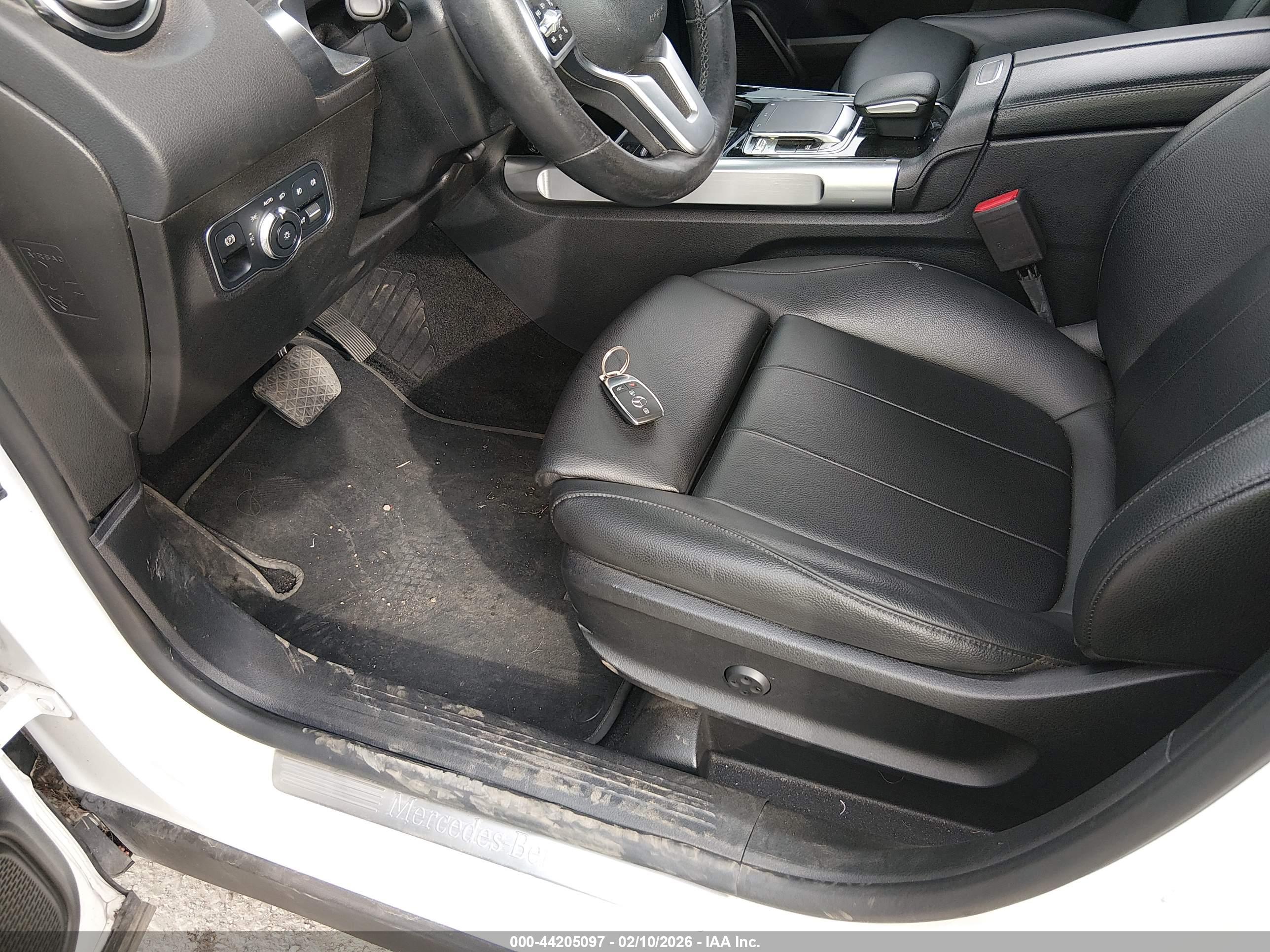 MERCEDES-BENZ GLB image 11
