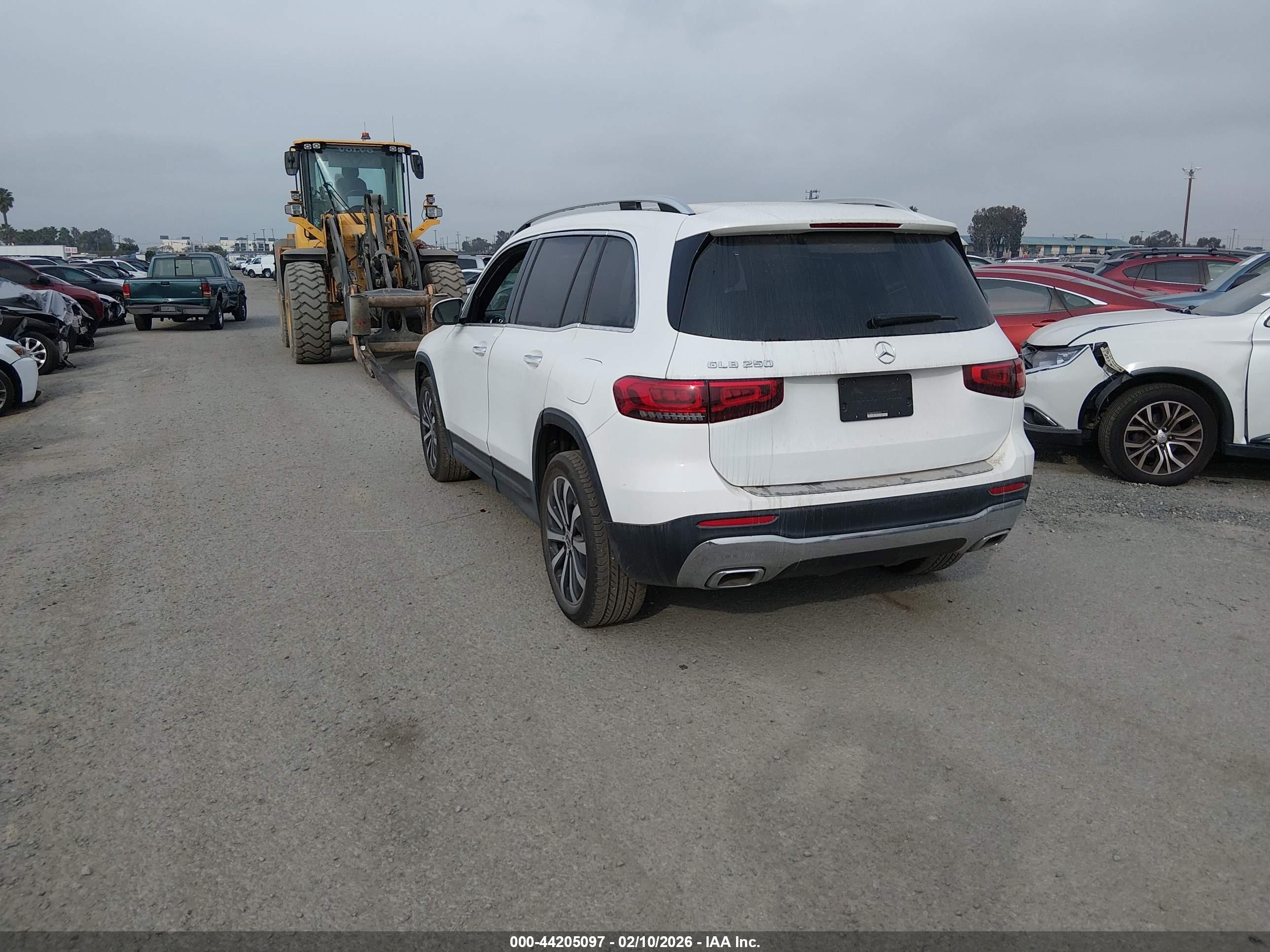 MERCEDES-BENZ GLB image 3