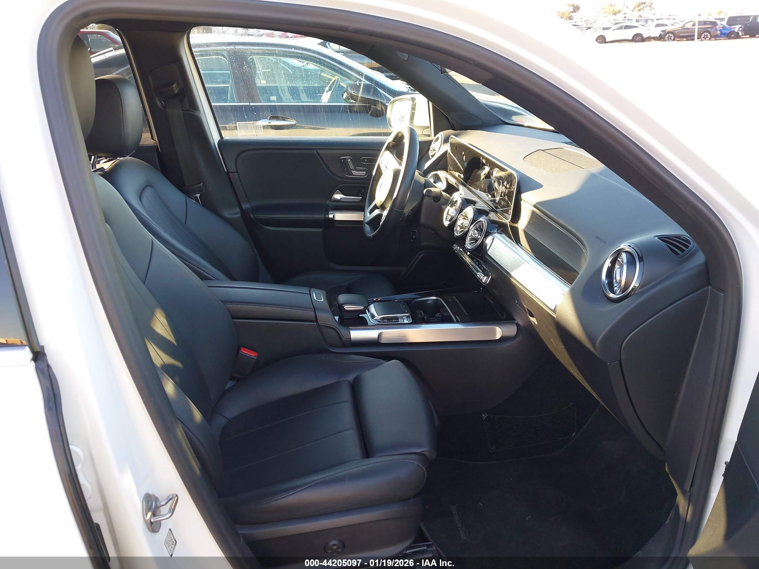 MERCEDES-BENZ GLB image 5