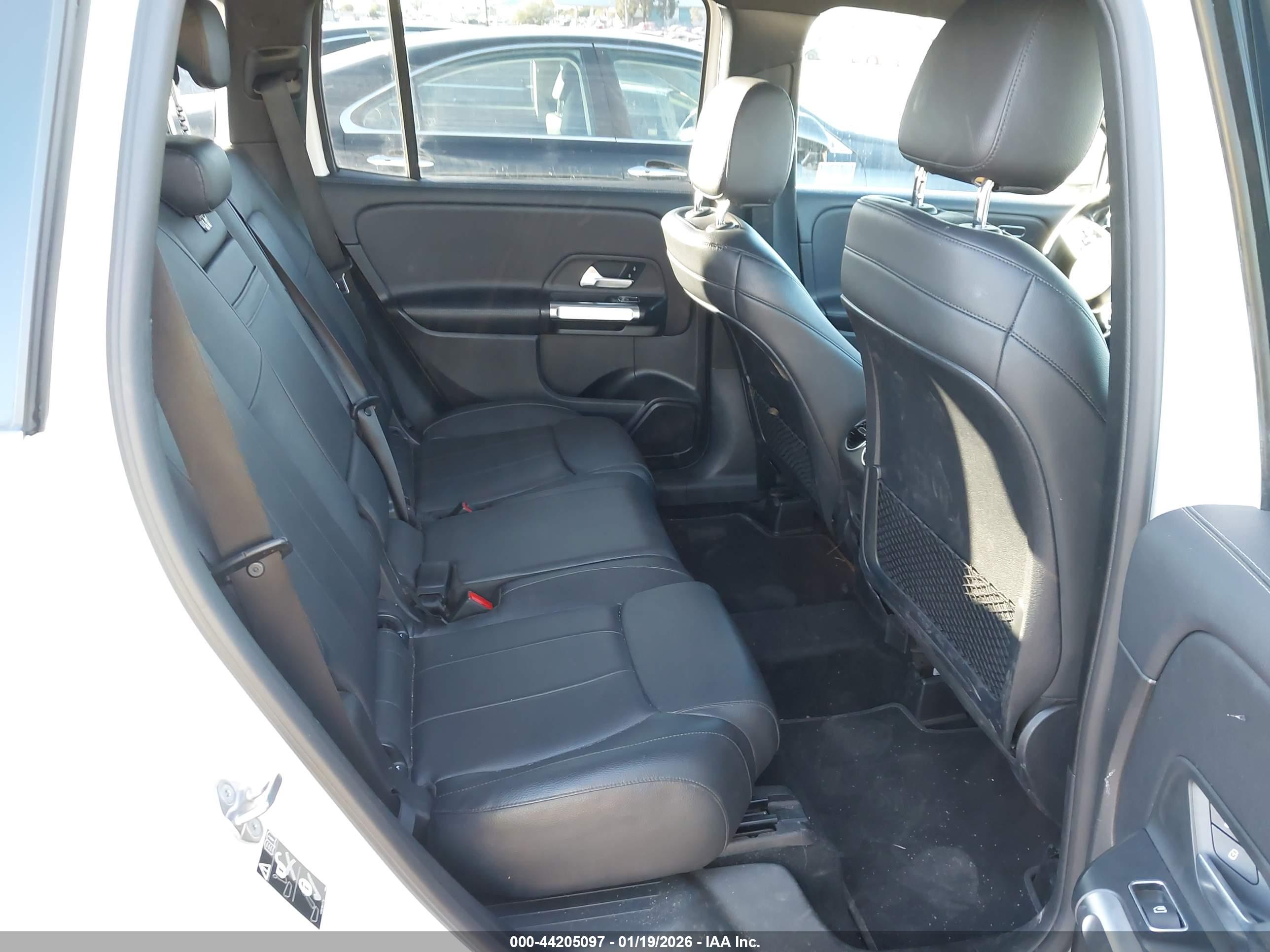 MERCEDES-BENZ GLB image 8