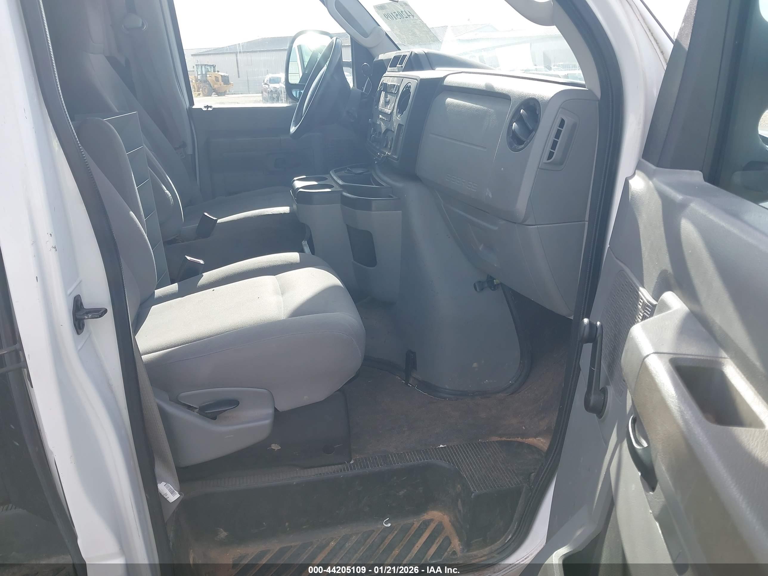 FORD E-150 image 5
