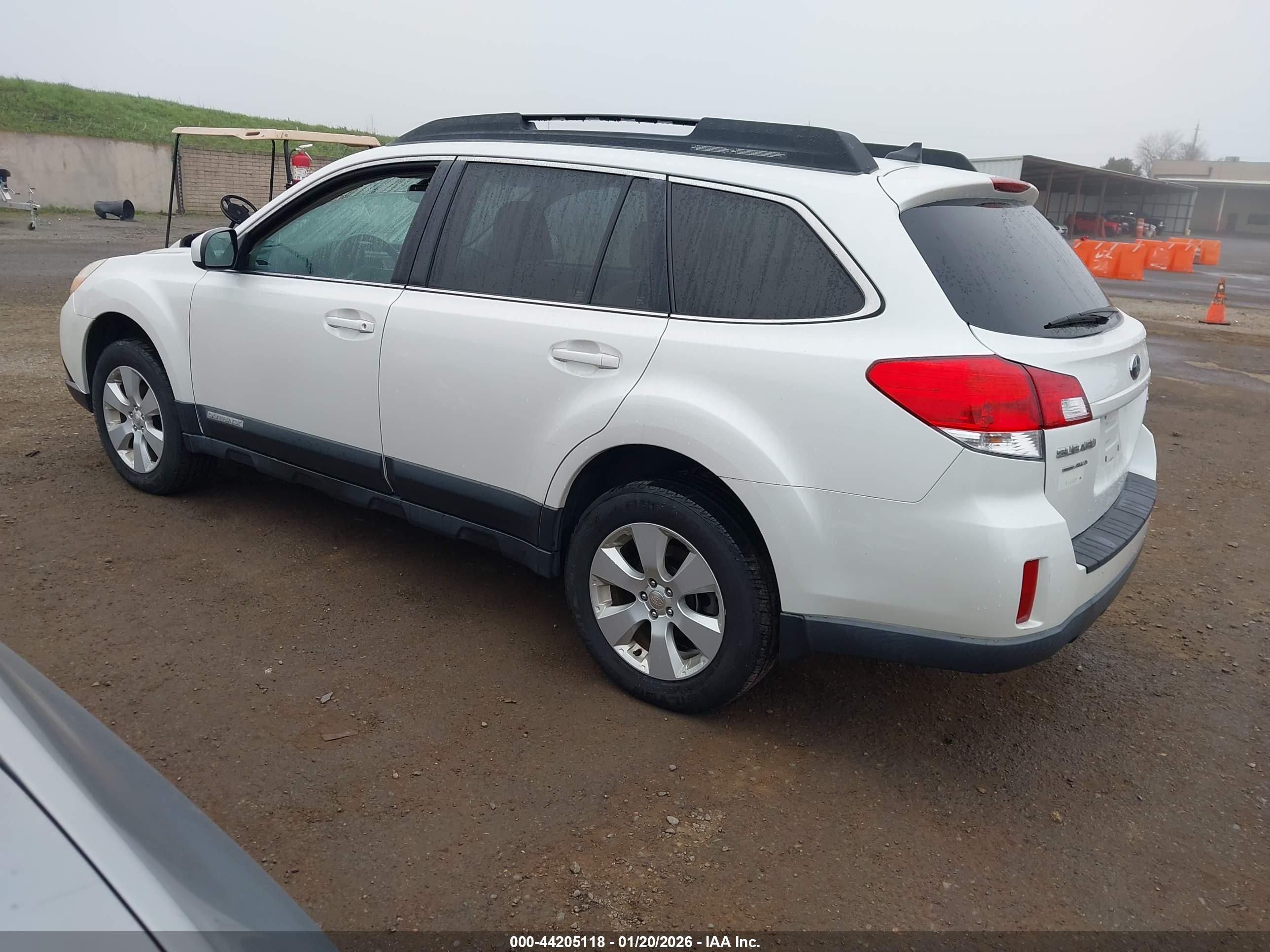 SUBARU OUTBACK image 3