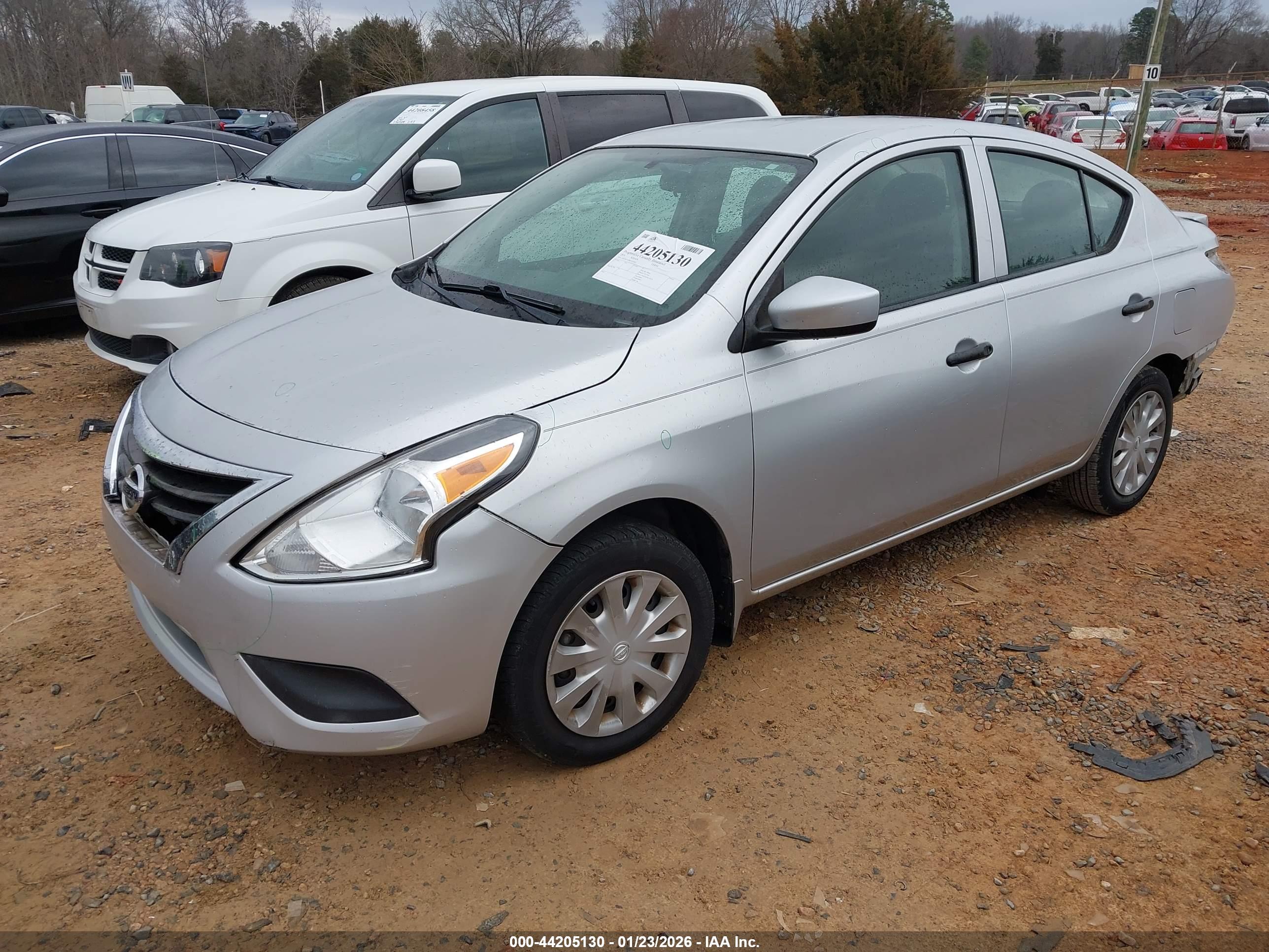 NISSAN VERSA image 2