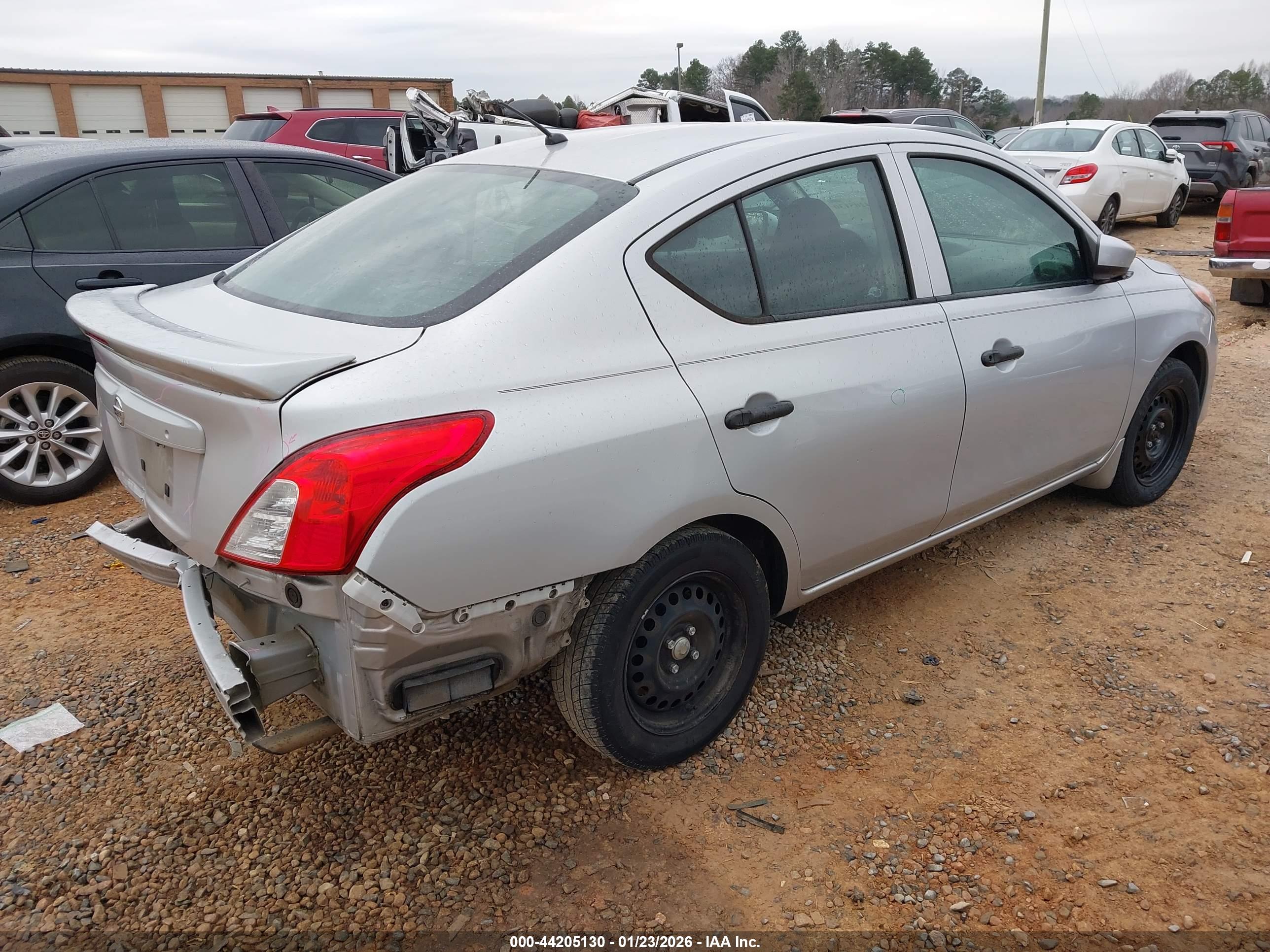 NISSAN VERSA image 4
