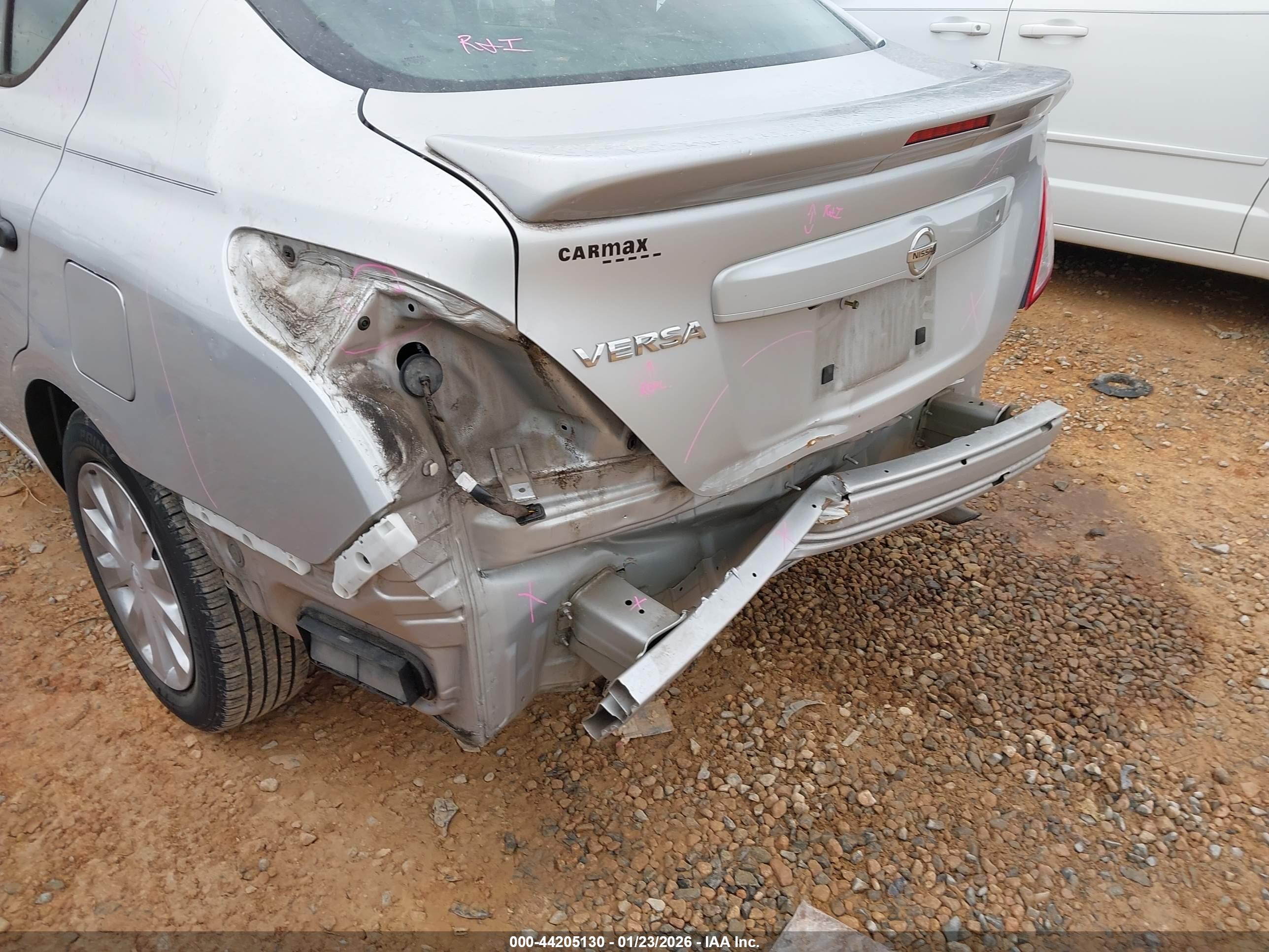 NISSAN VERSA image 6