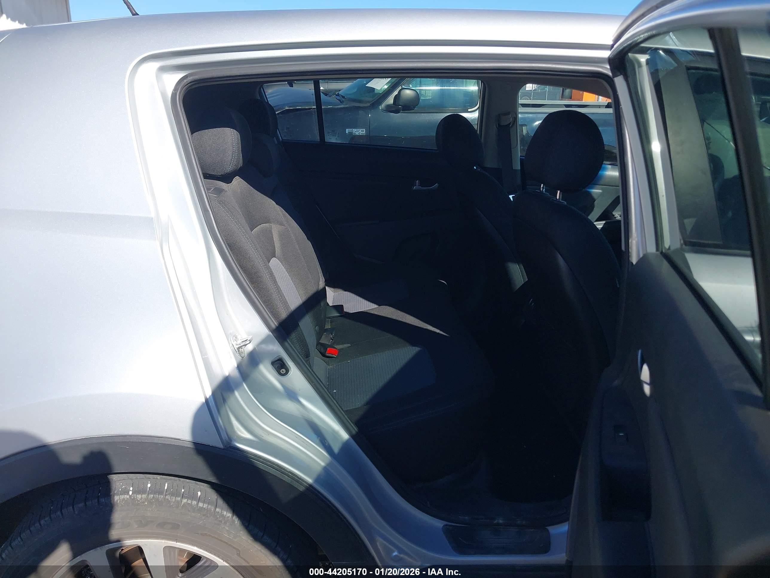 KIA SPORTAGE image 8