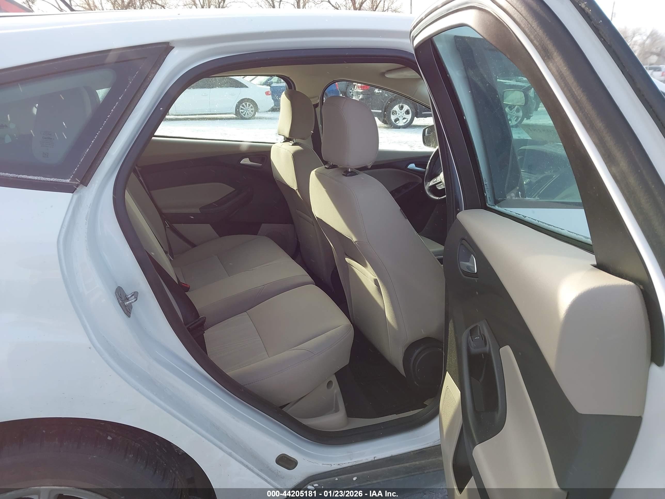FORD FOCUS image 8