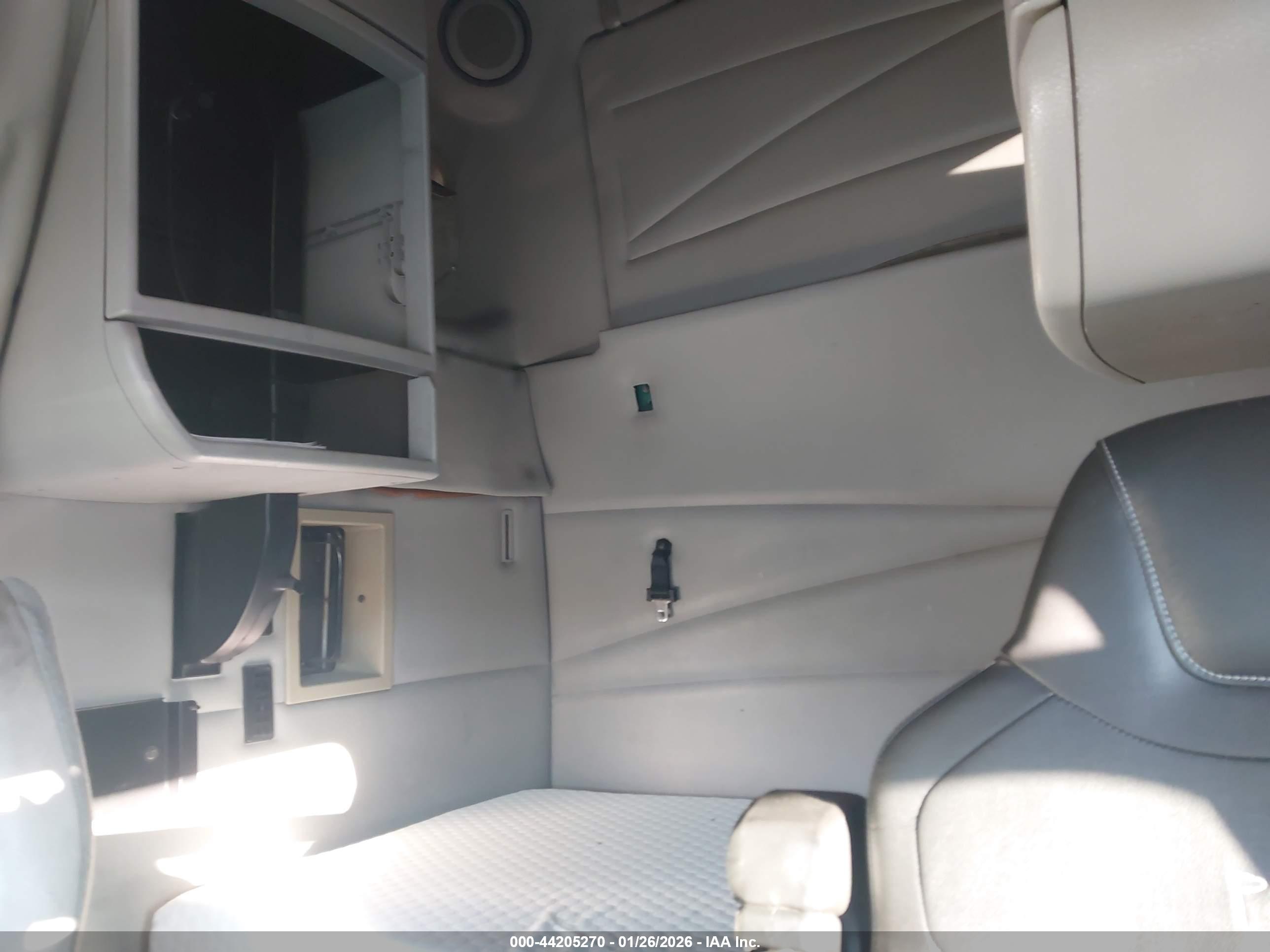 VOLVO VN image 8