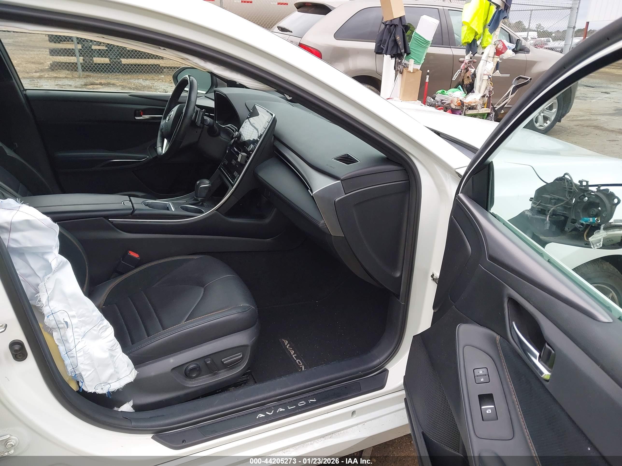 TOYOTA AVALON image 5