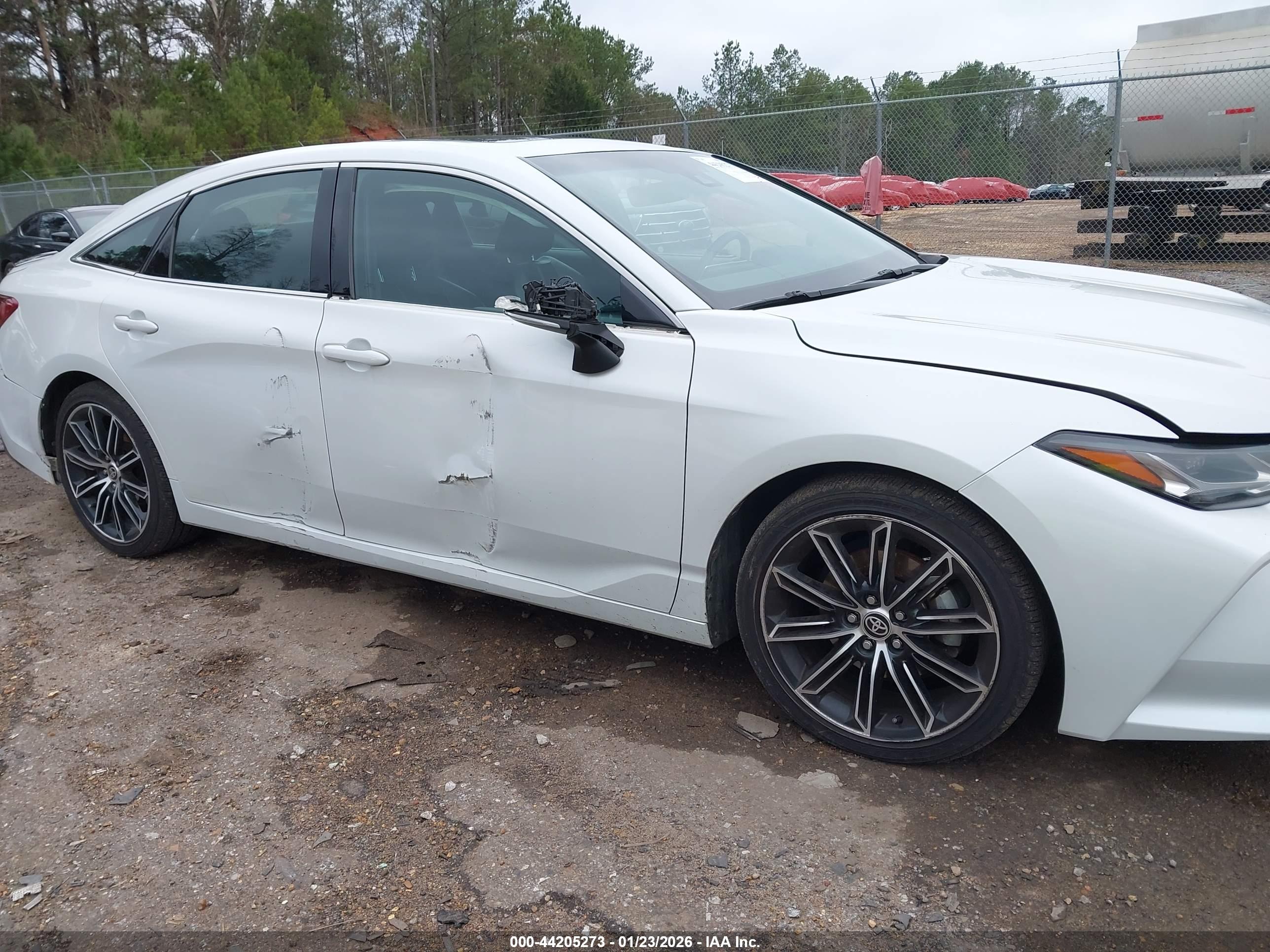 TOYOTA AVALON image 6