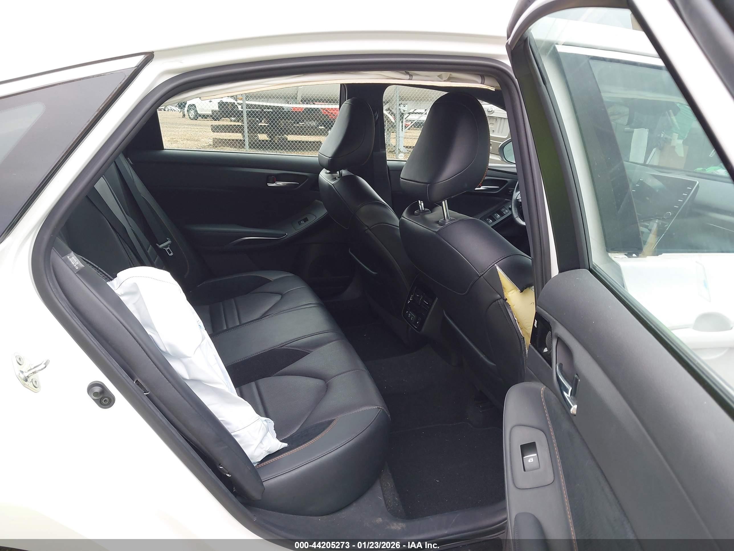TOYOTA AVALON image 8