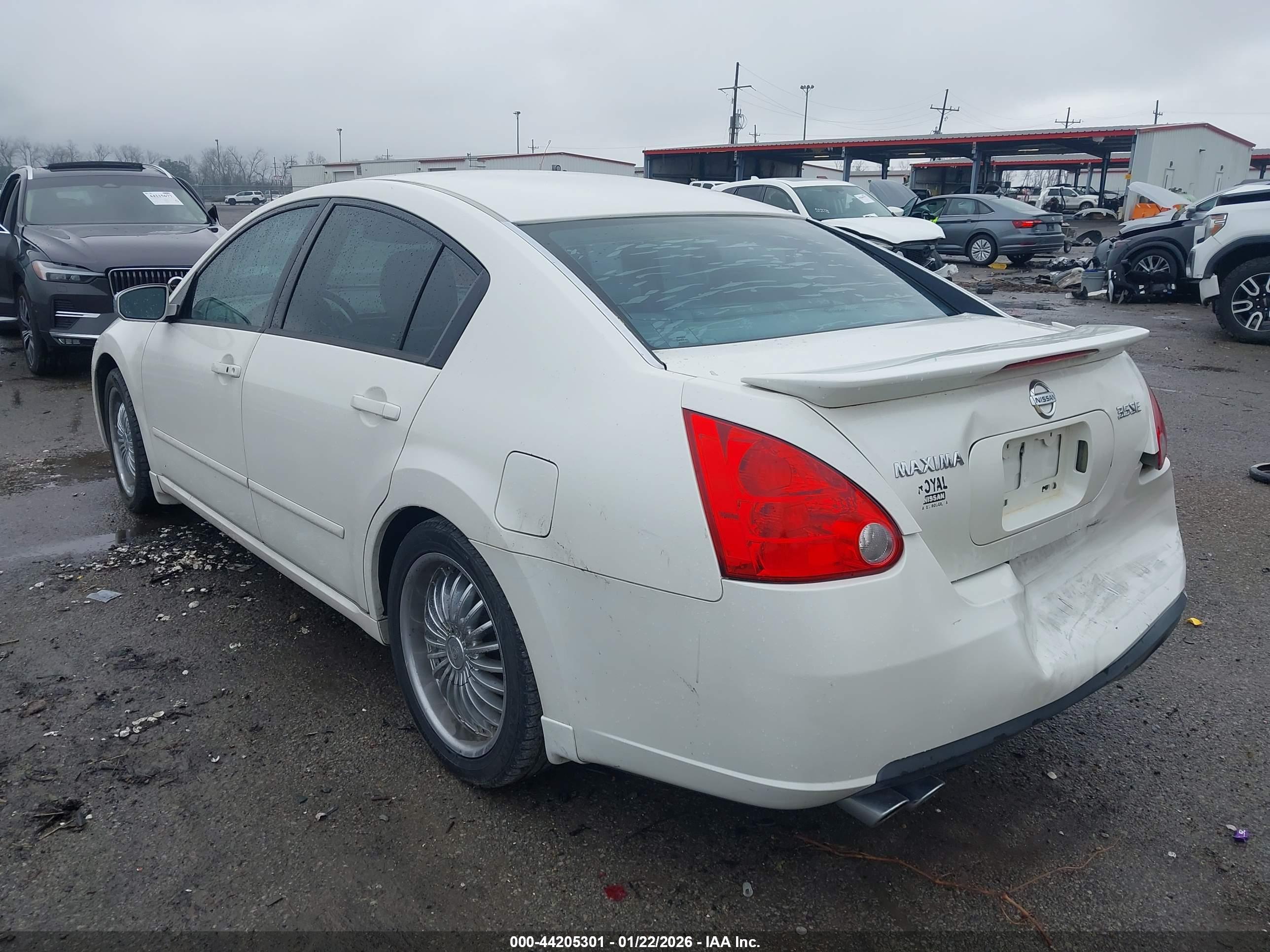NISSAN MAXIMA image 3
