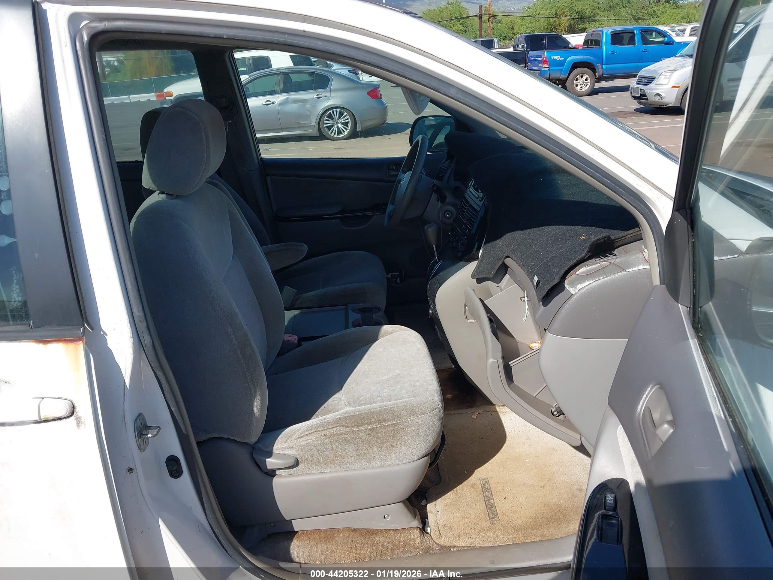 TOYOTA SIENNA image 5