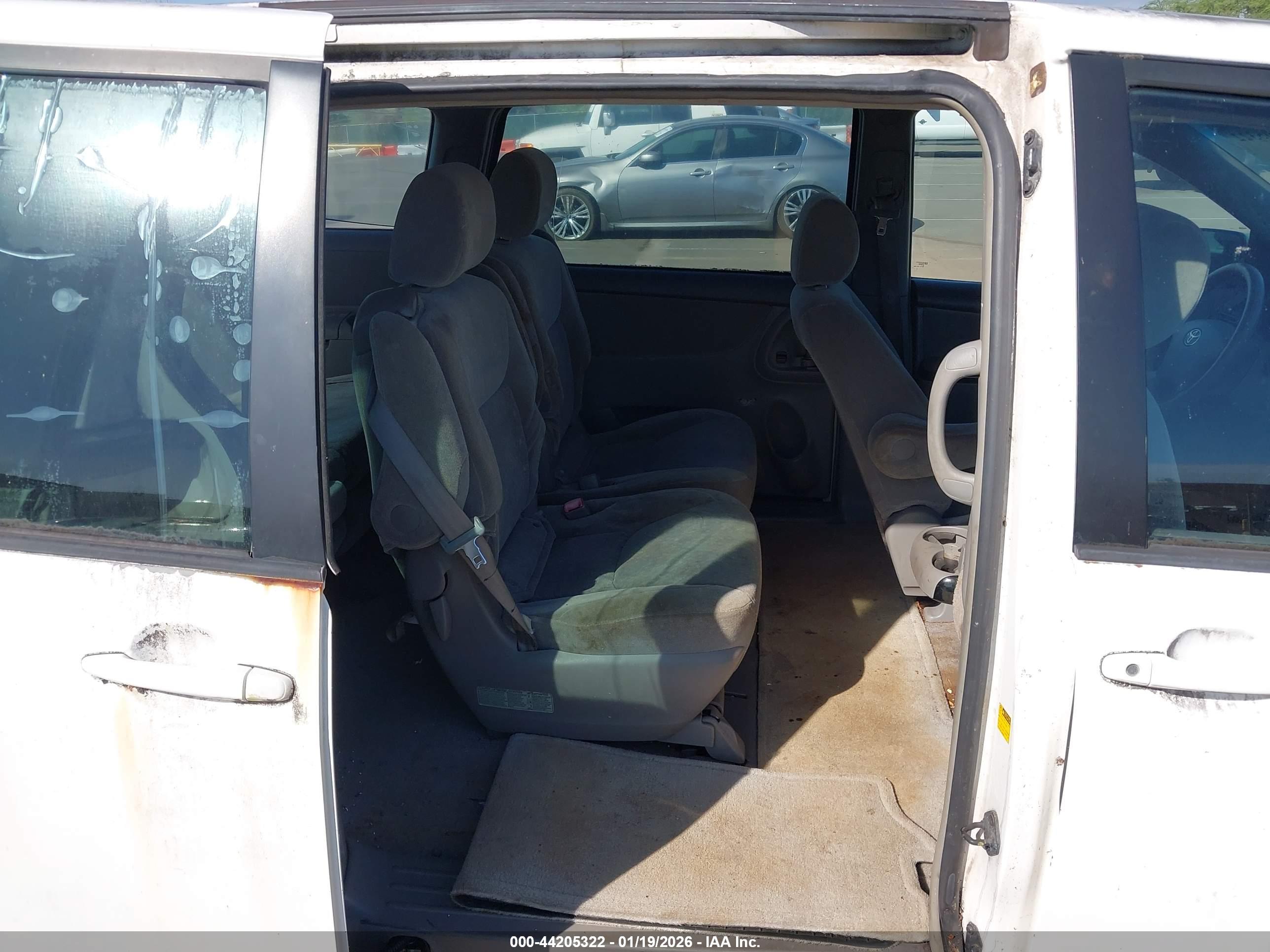TOYOTA SIENNA image 8