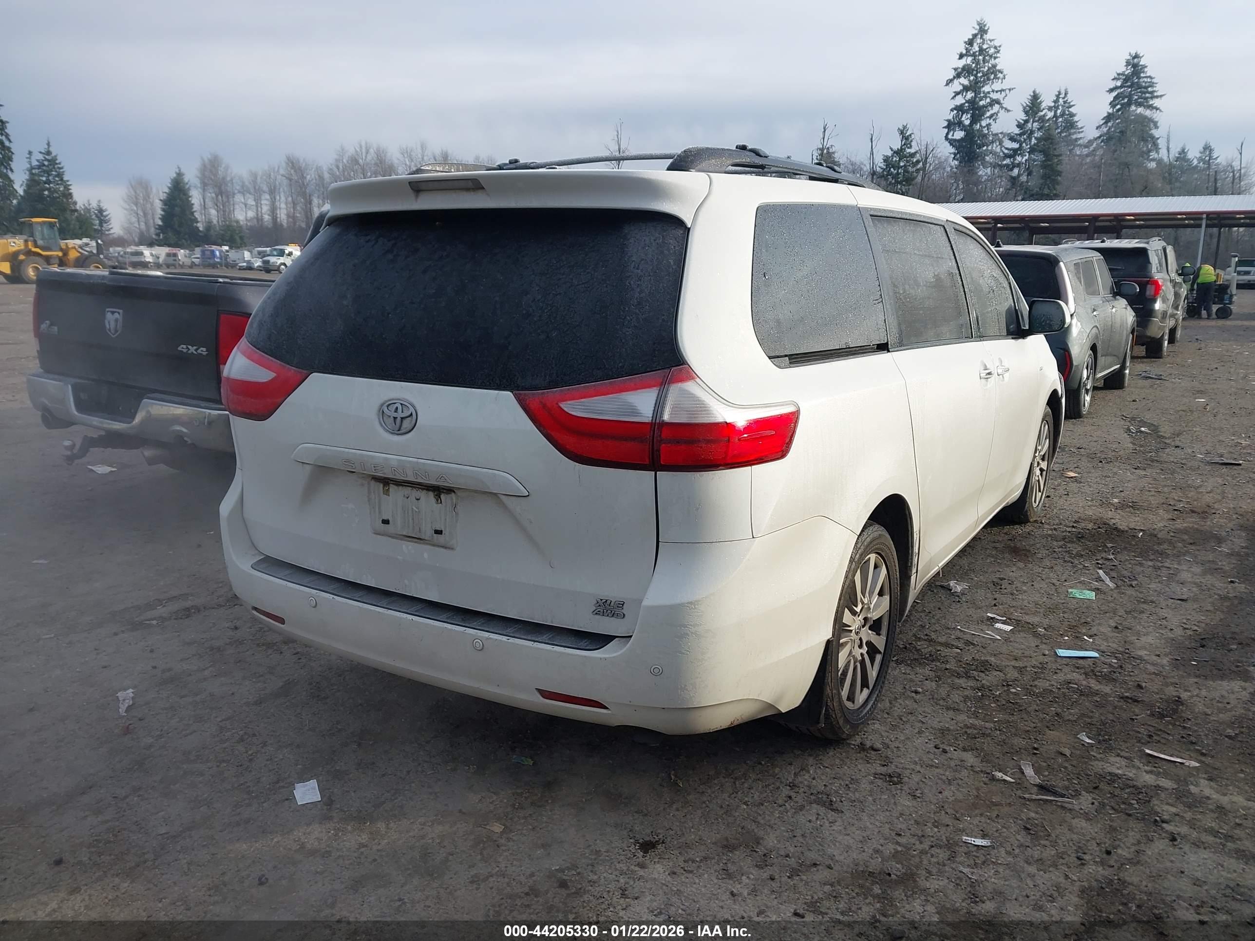 TOYOTA SIENNA image 4