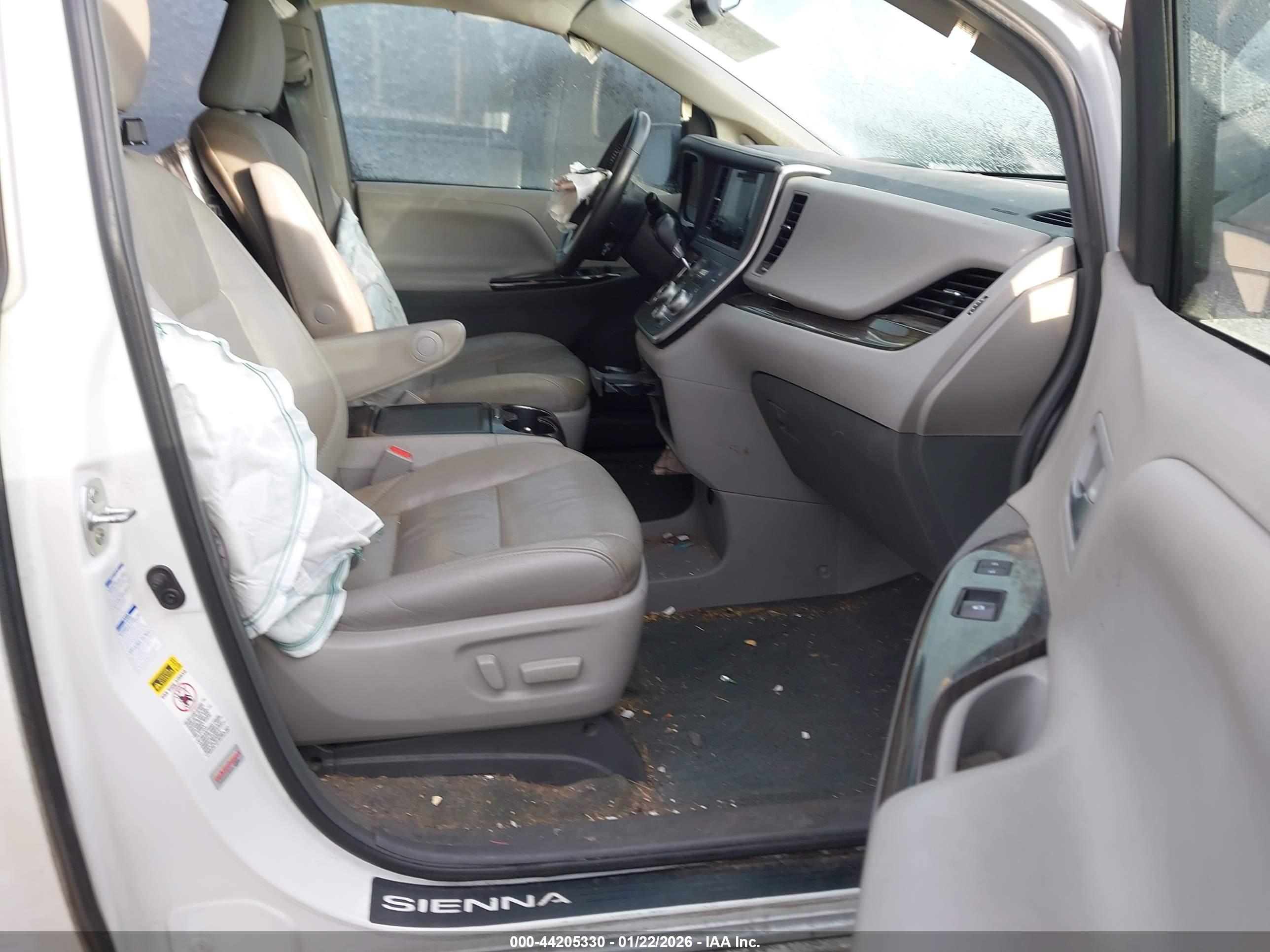 TOYOTA SIENNA image 5