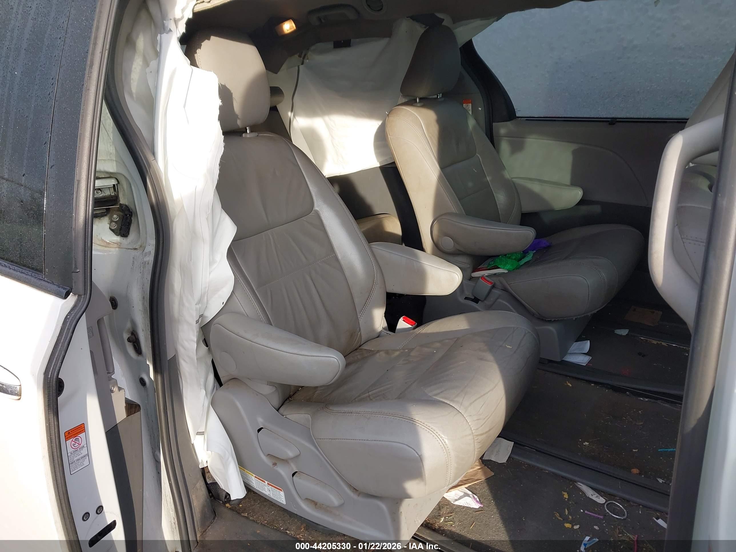 TOYOTA SIENNA image 8