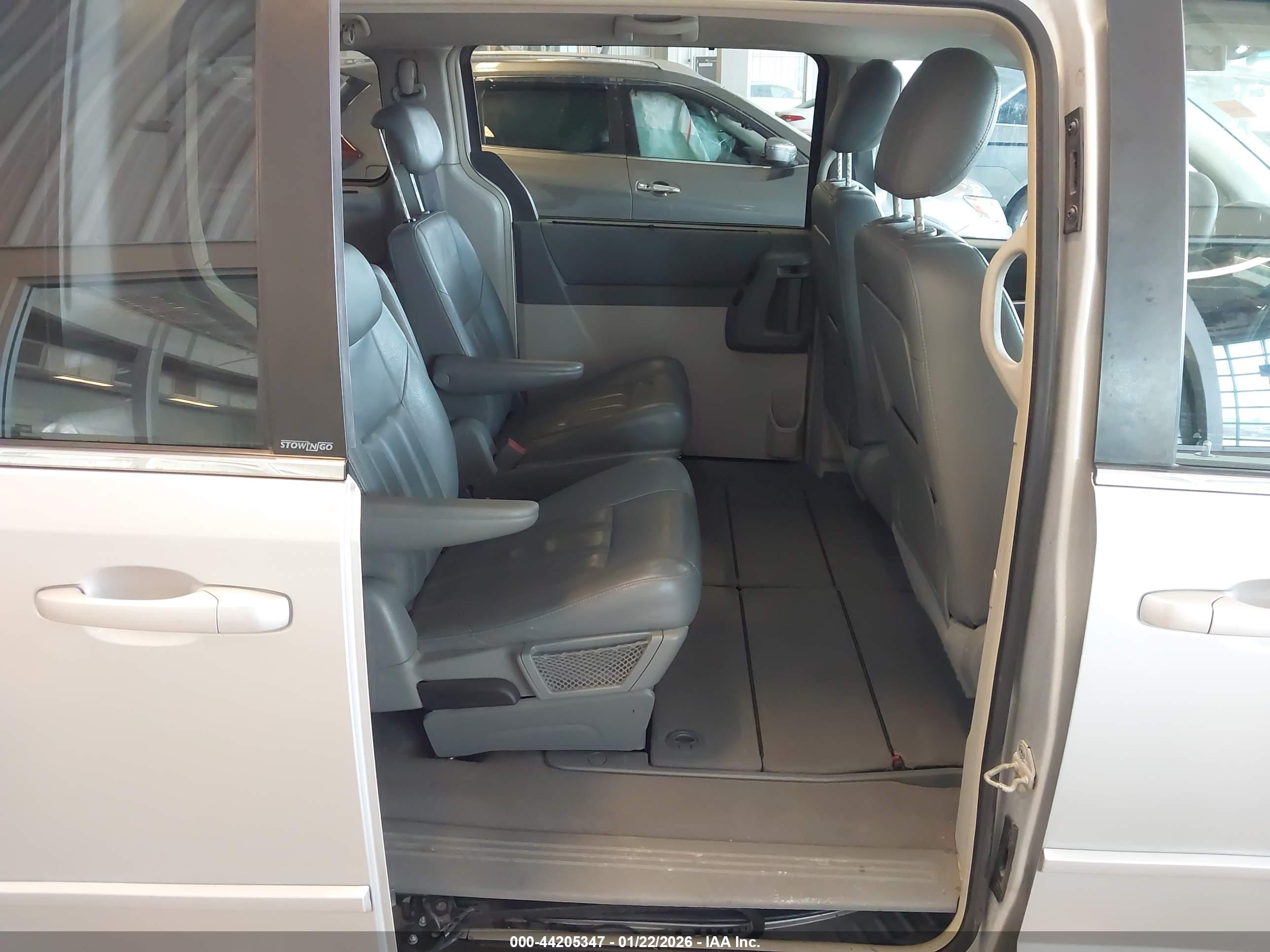 CHRYSLER TOWN image 8