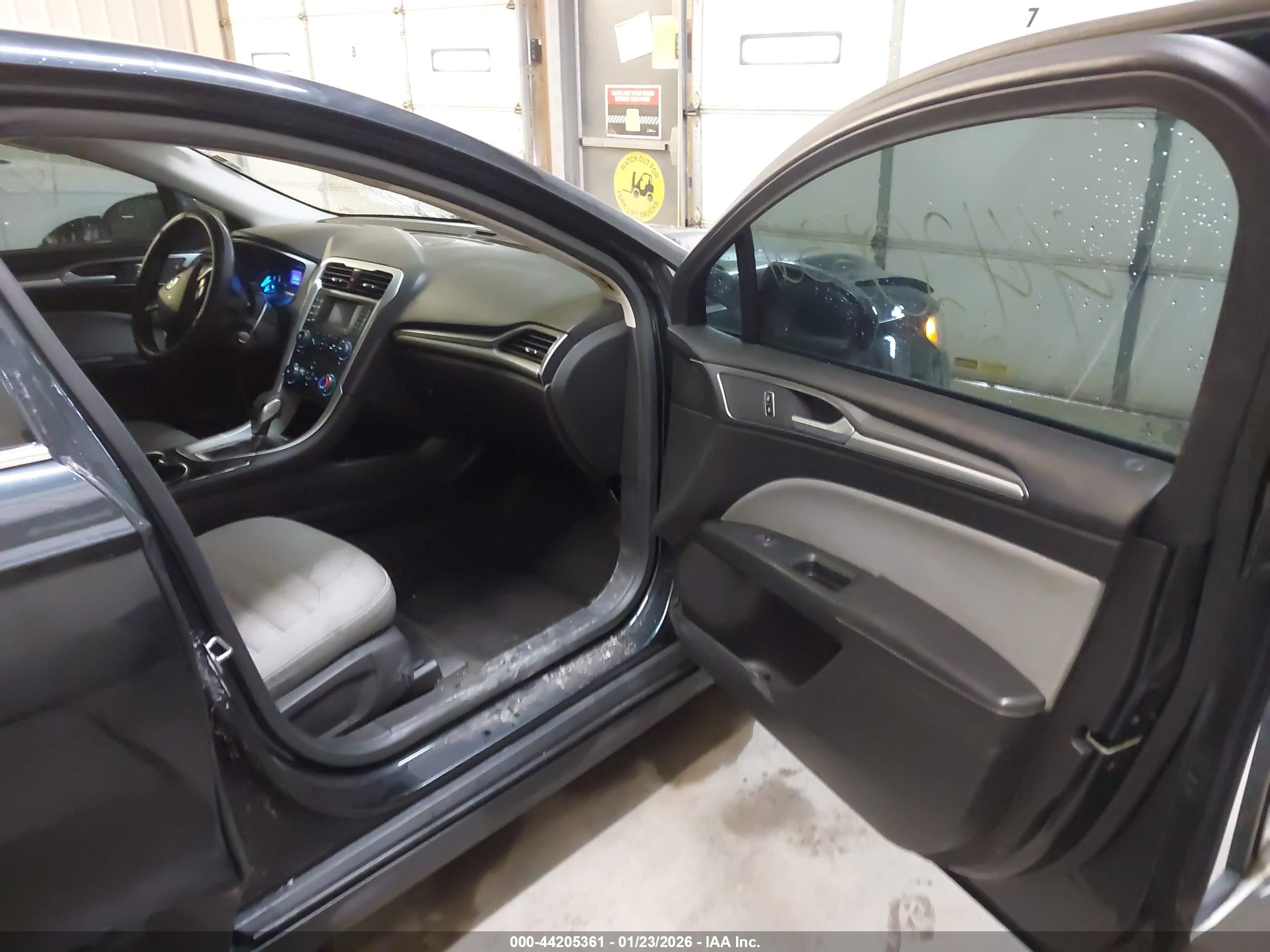 FORD FUSION image 5