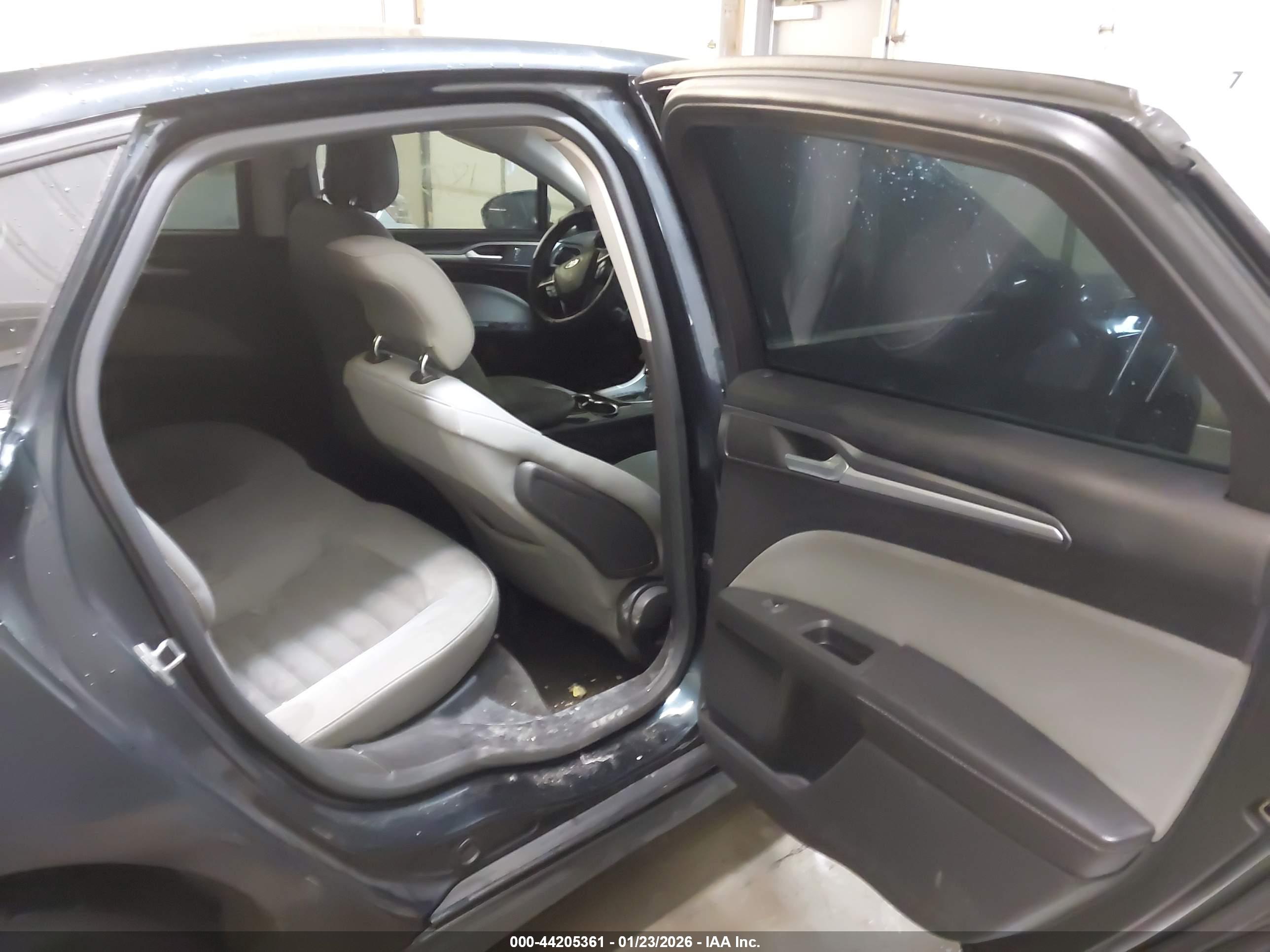 FORD FUSION image 8