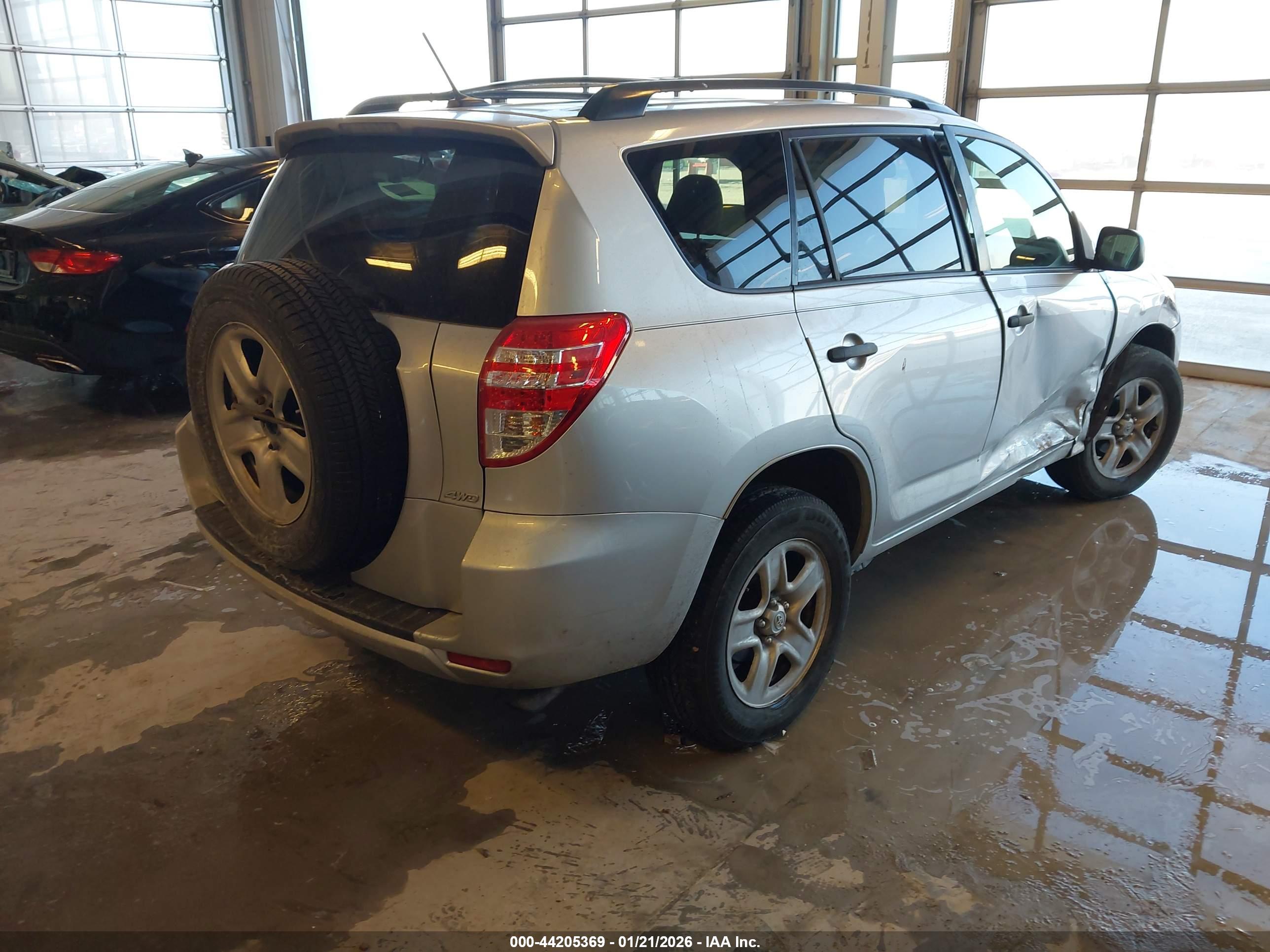 TOYOTA RAV4 image 4