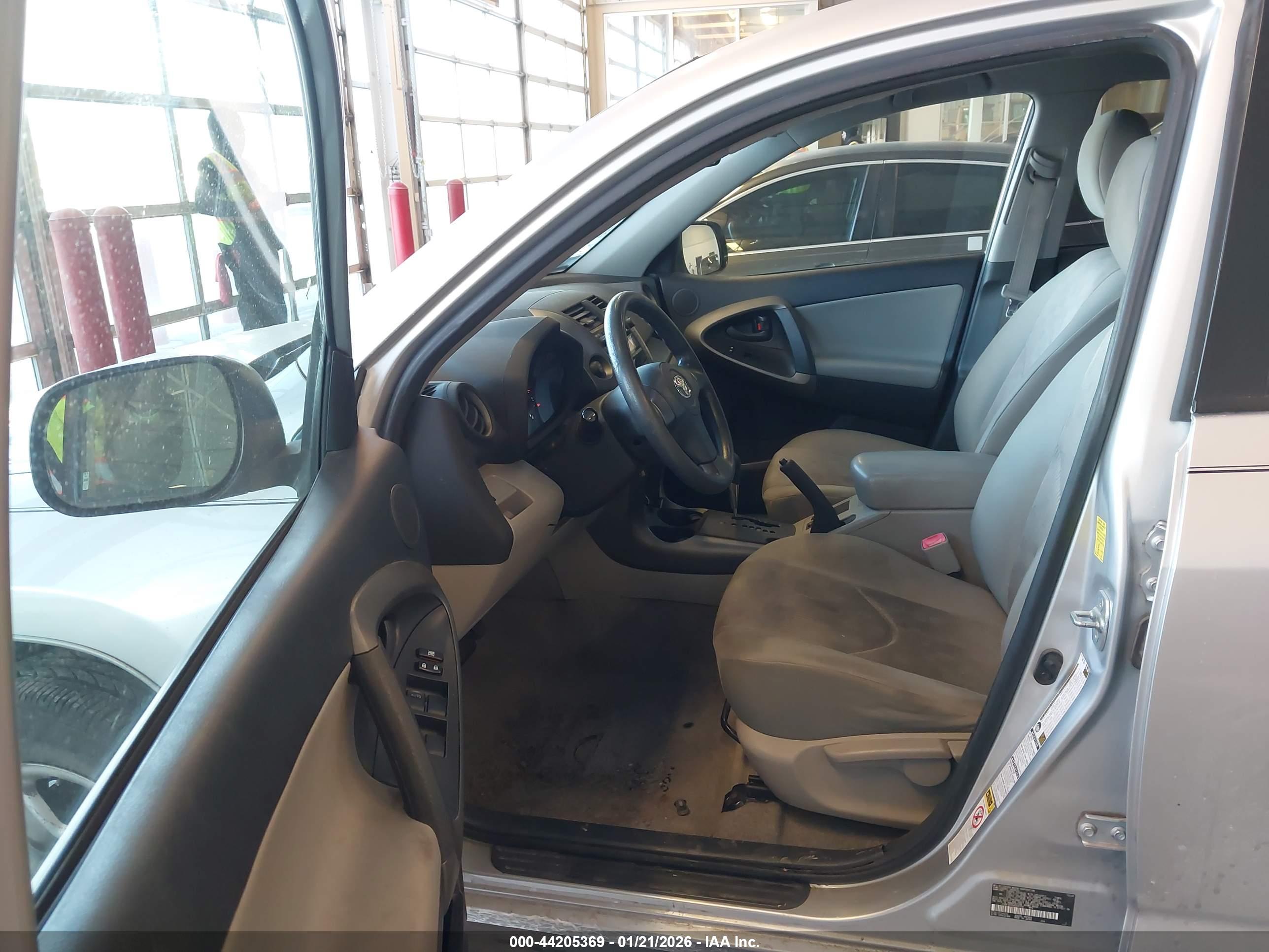 TOYOTA RAV4 image 5