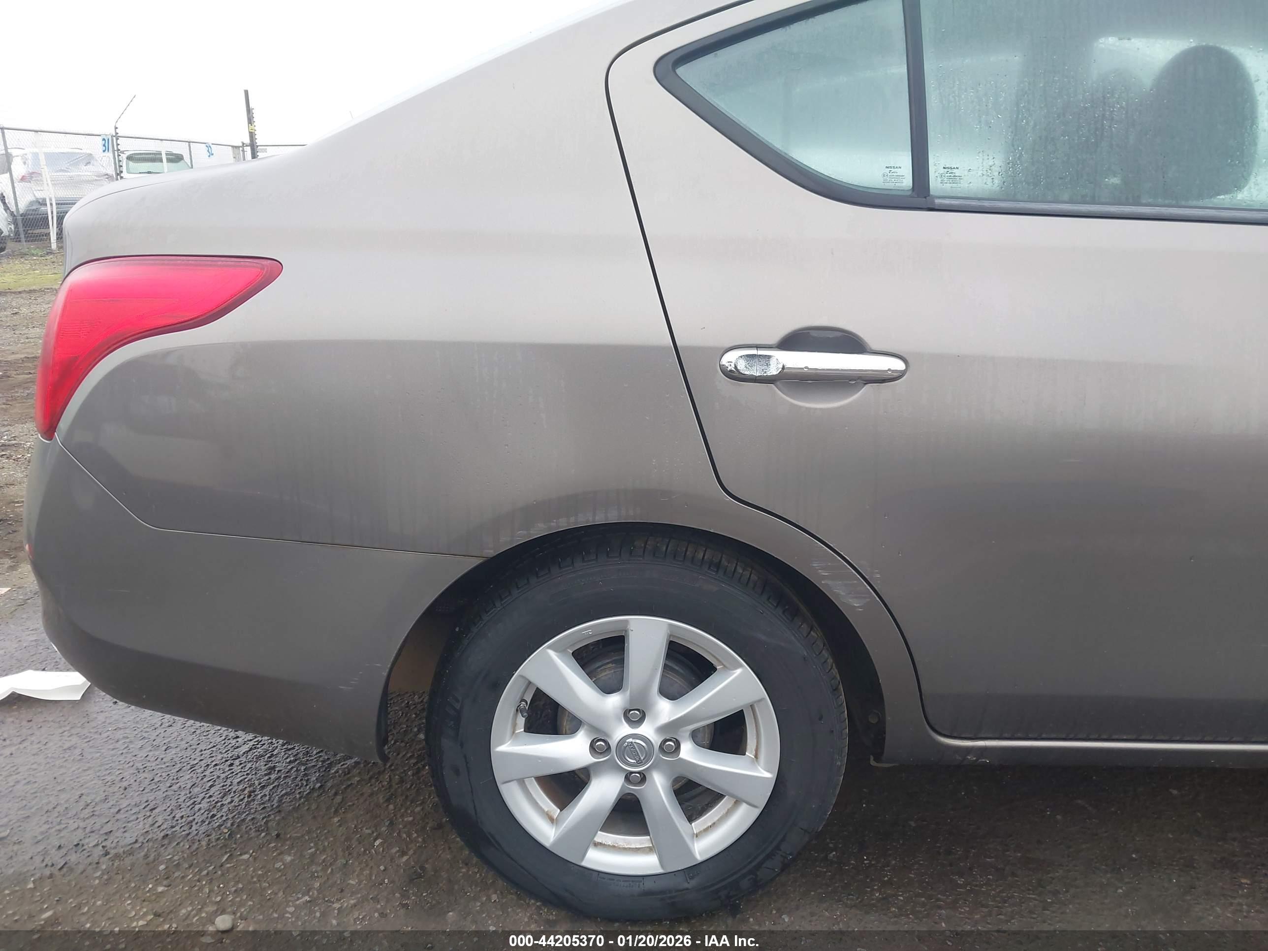 NISSAN VERSA image 6