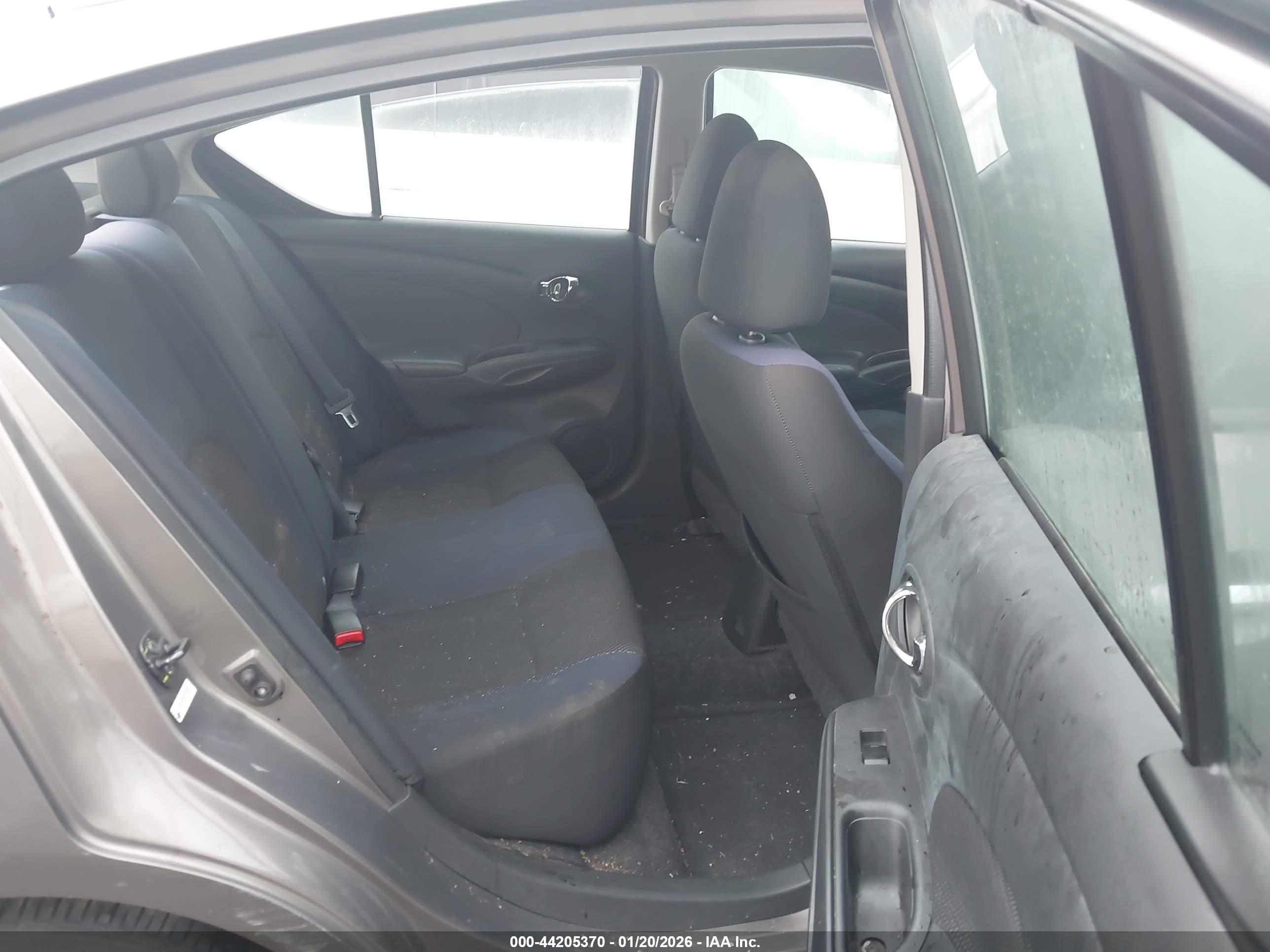 NISSAN VERSA image 8