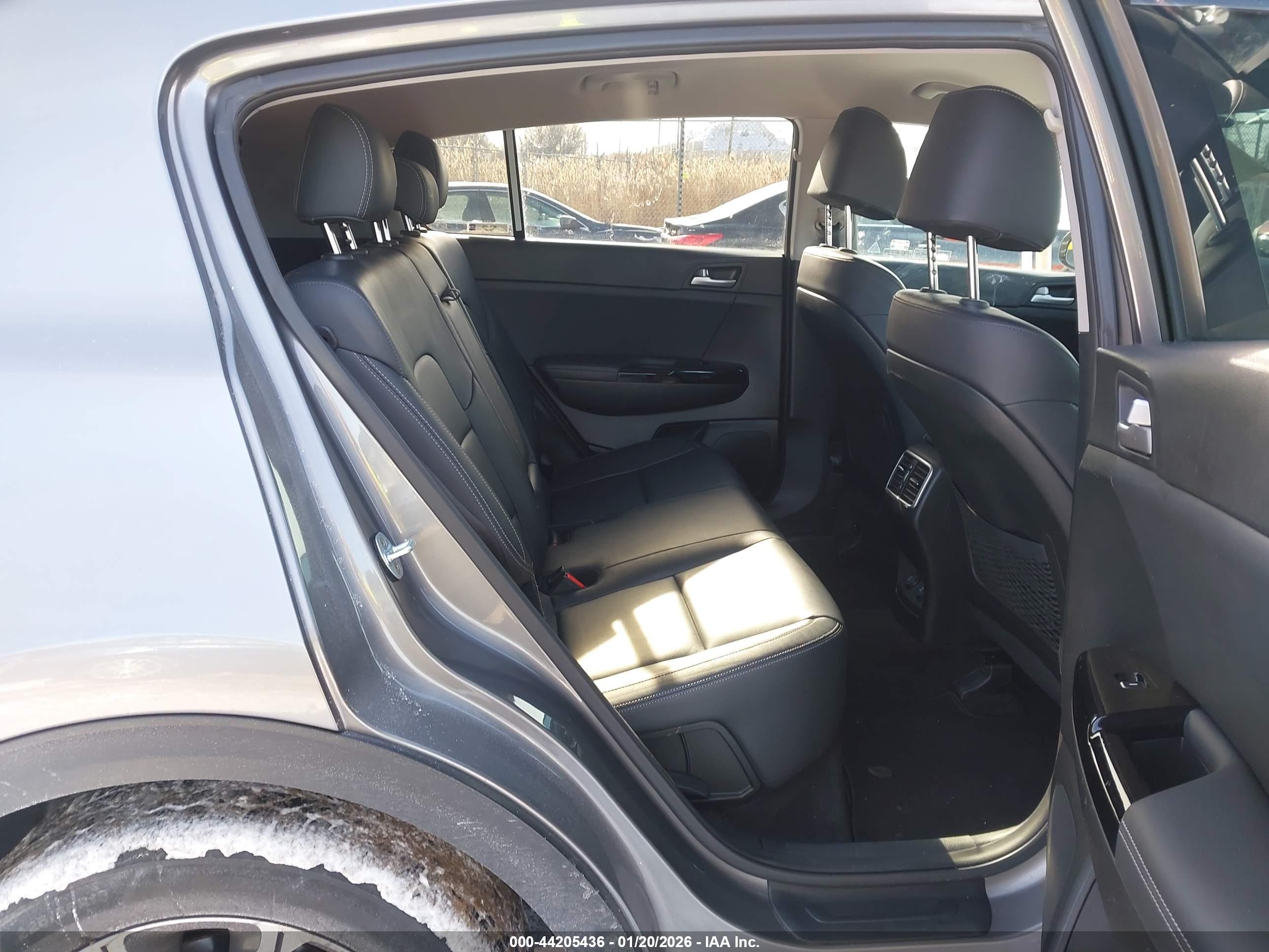 KIA SPORTAGE image 8