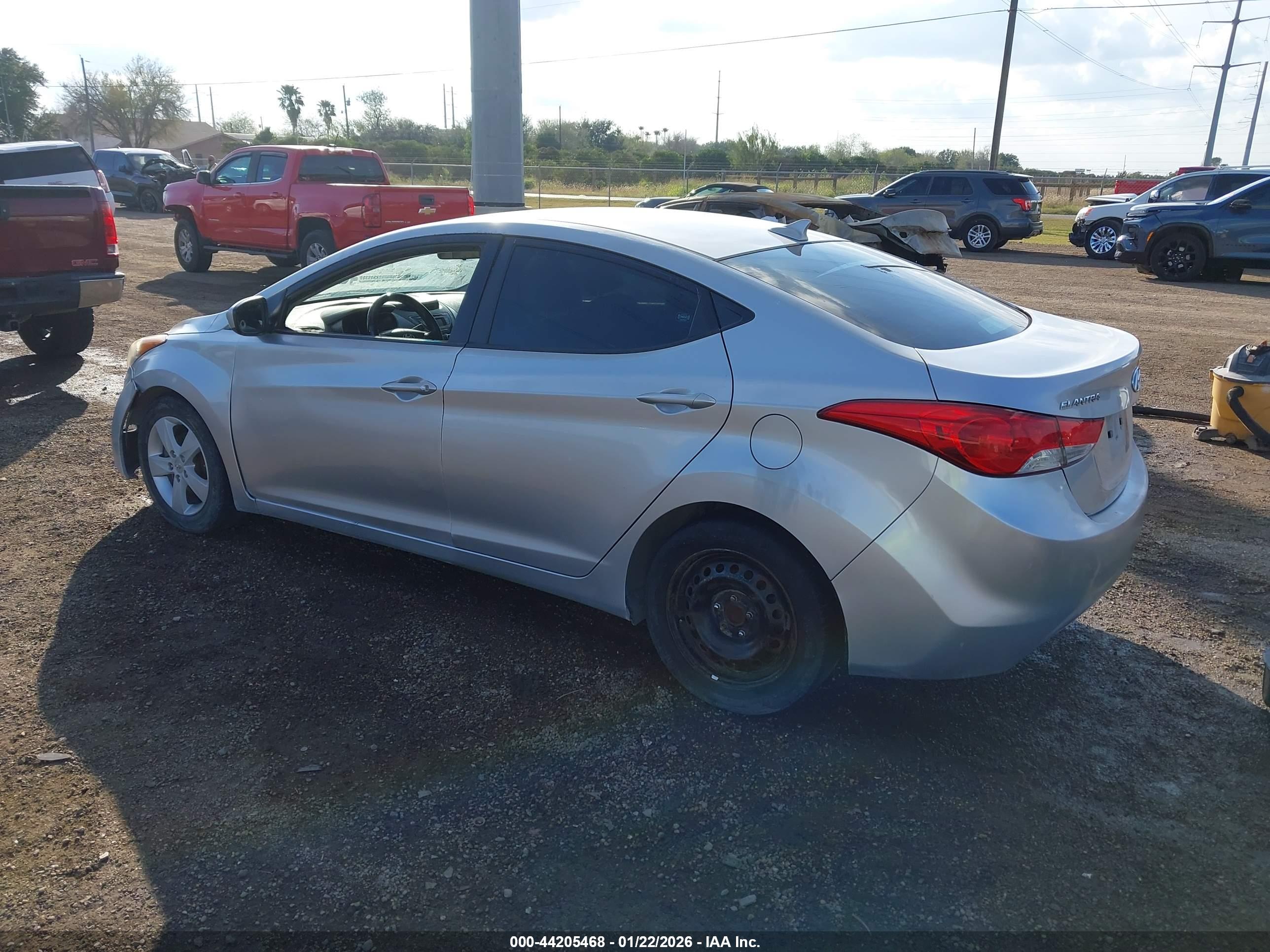 HYUNDAI ELANTRA image 3