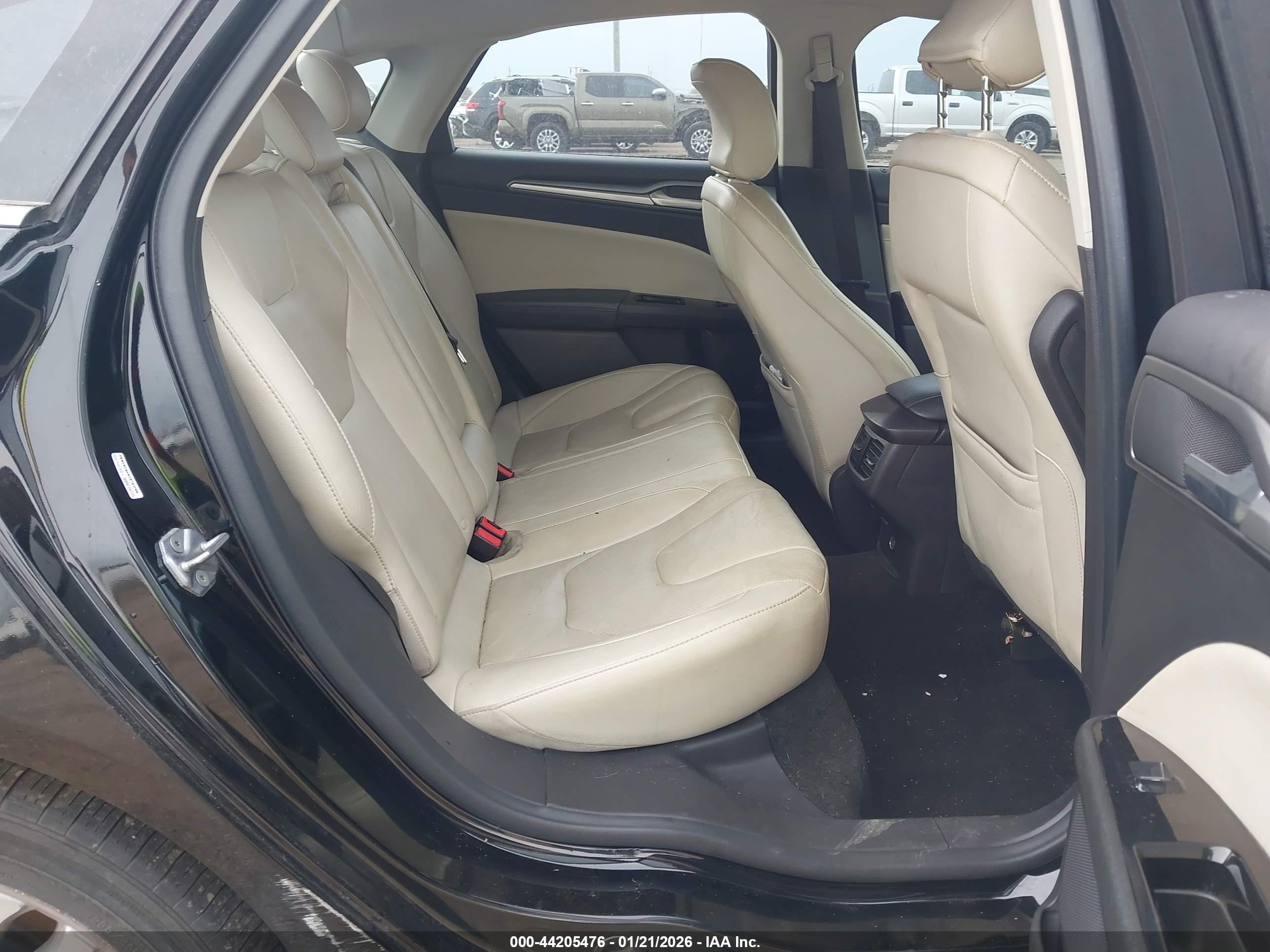 FORD FUSION image 8