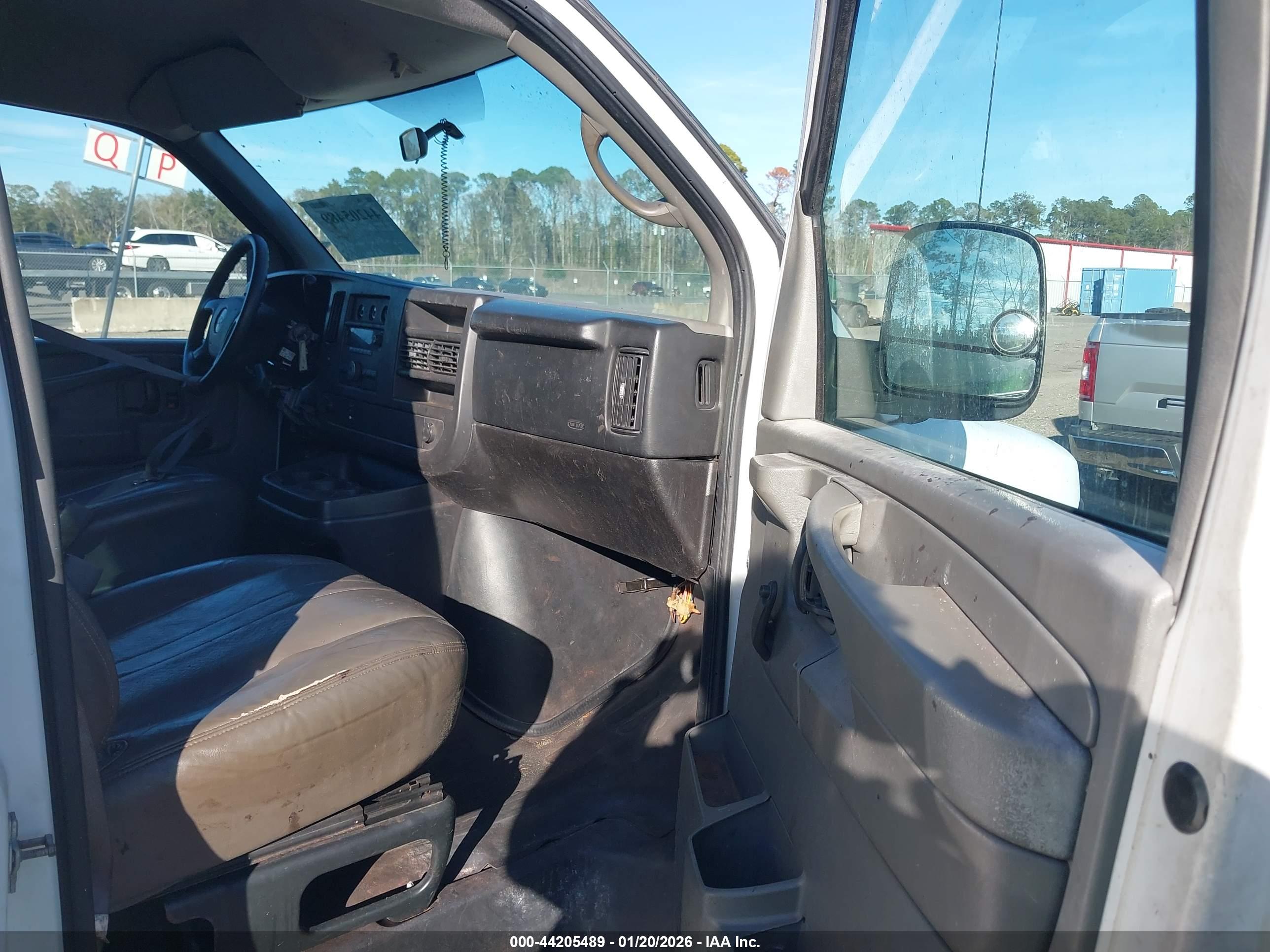 CHEVROLET EXPRESS image 5