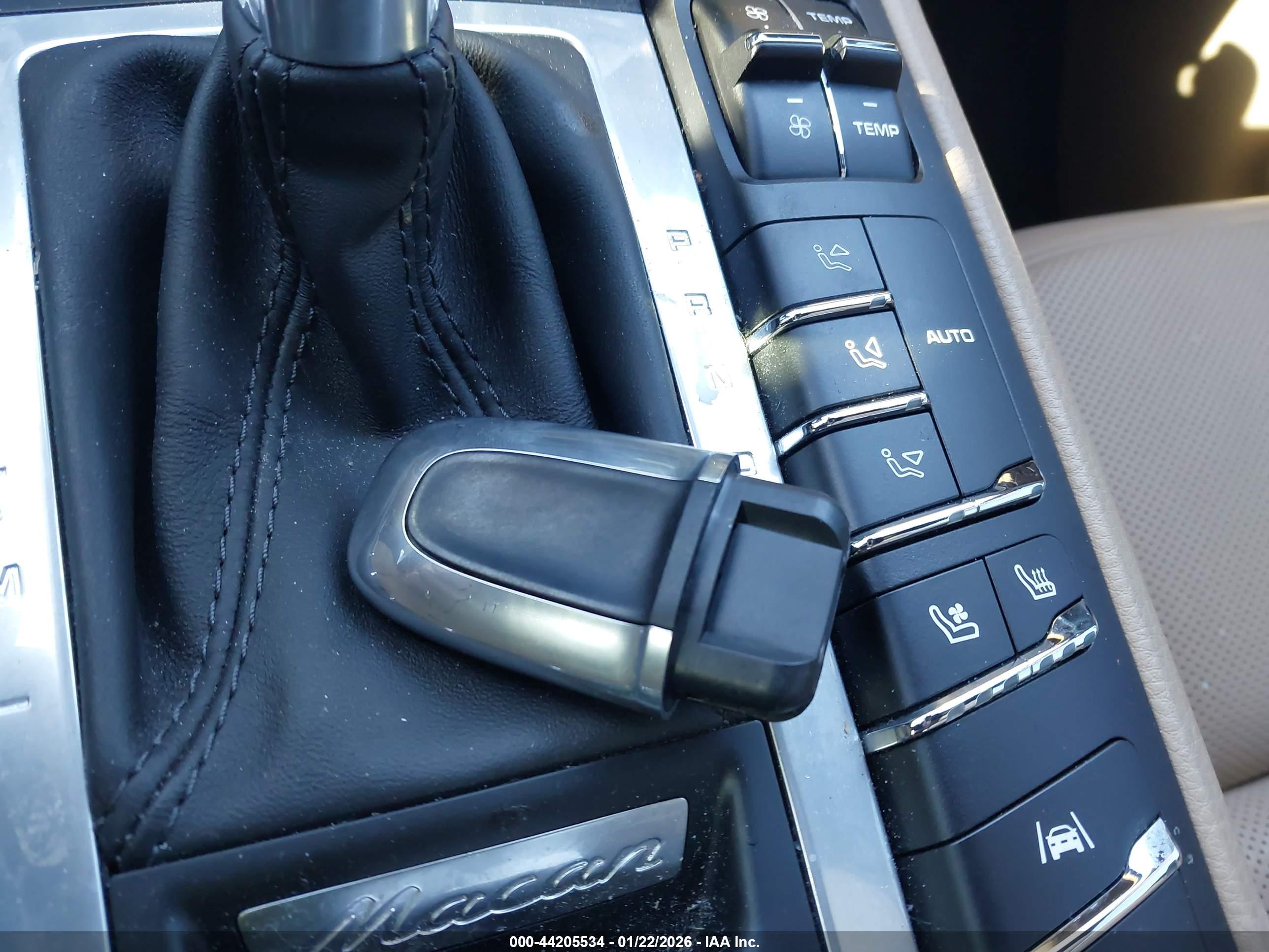 PORSCHE MACAN image 11