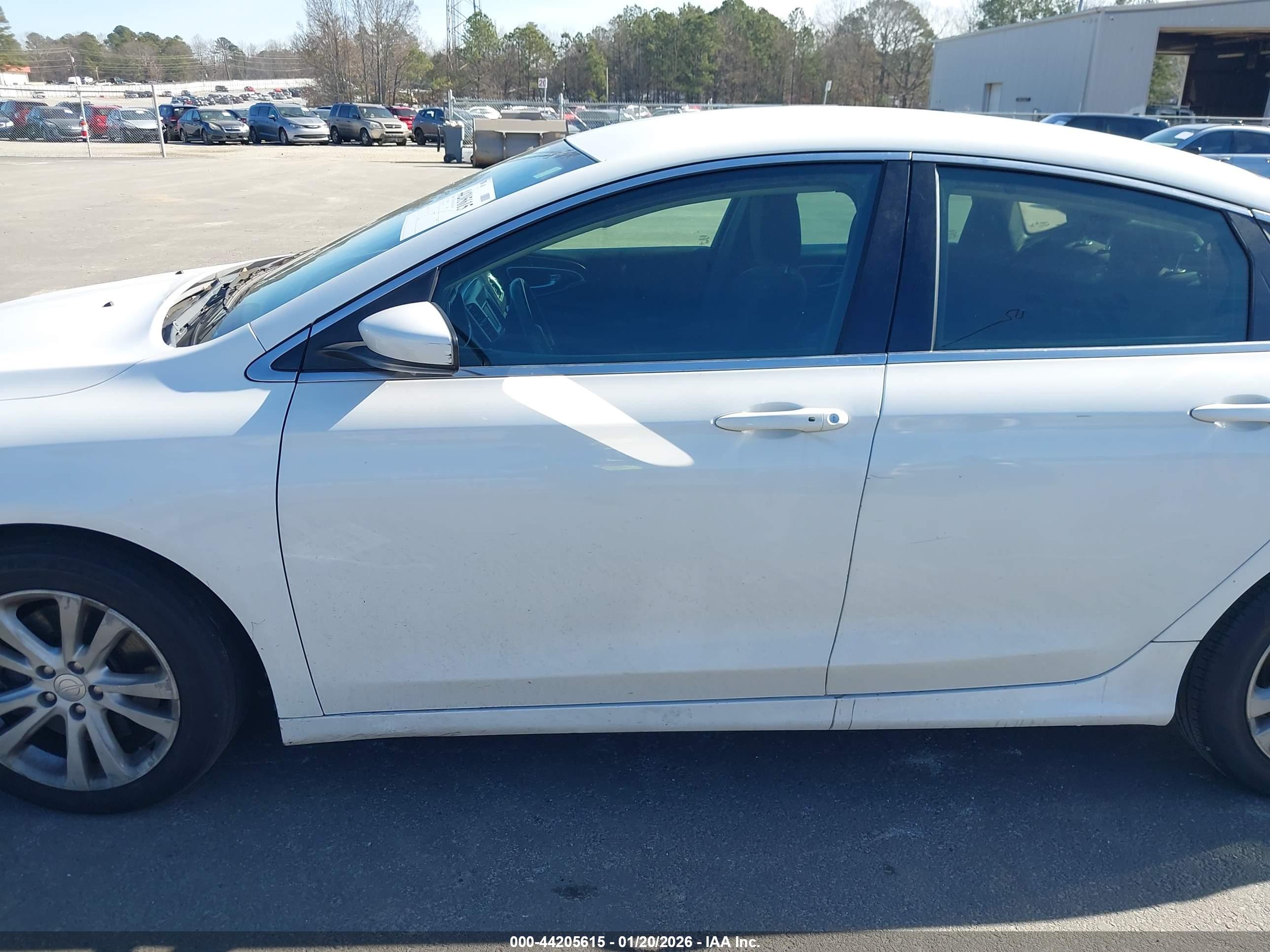 CHRYSLER 200 image 6
