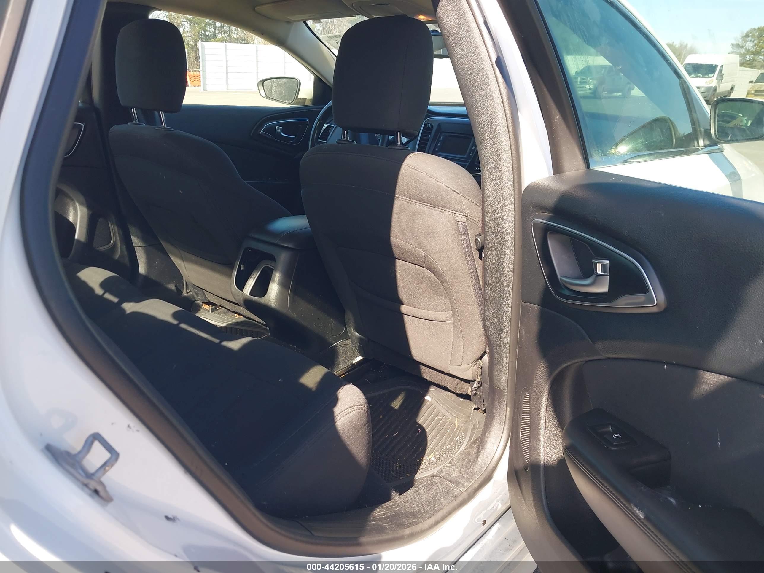 CHRYSLER 200 image 8