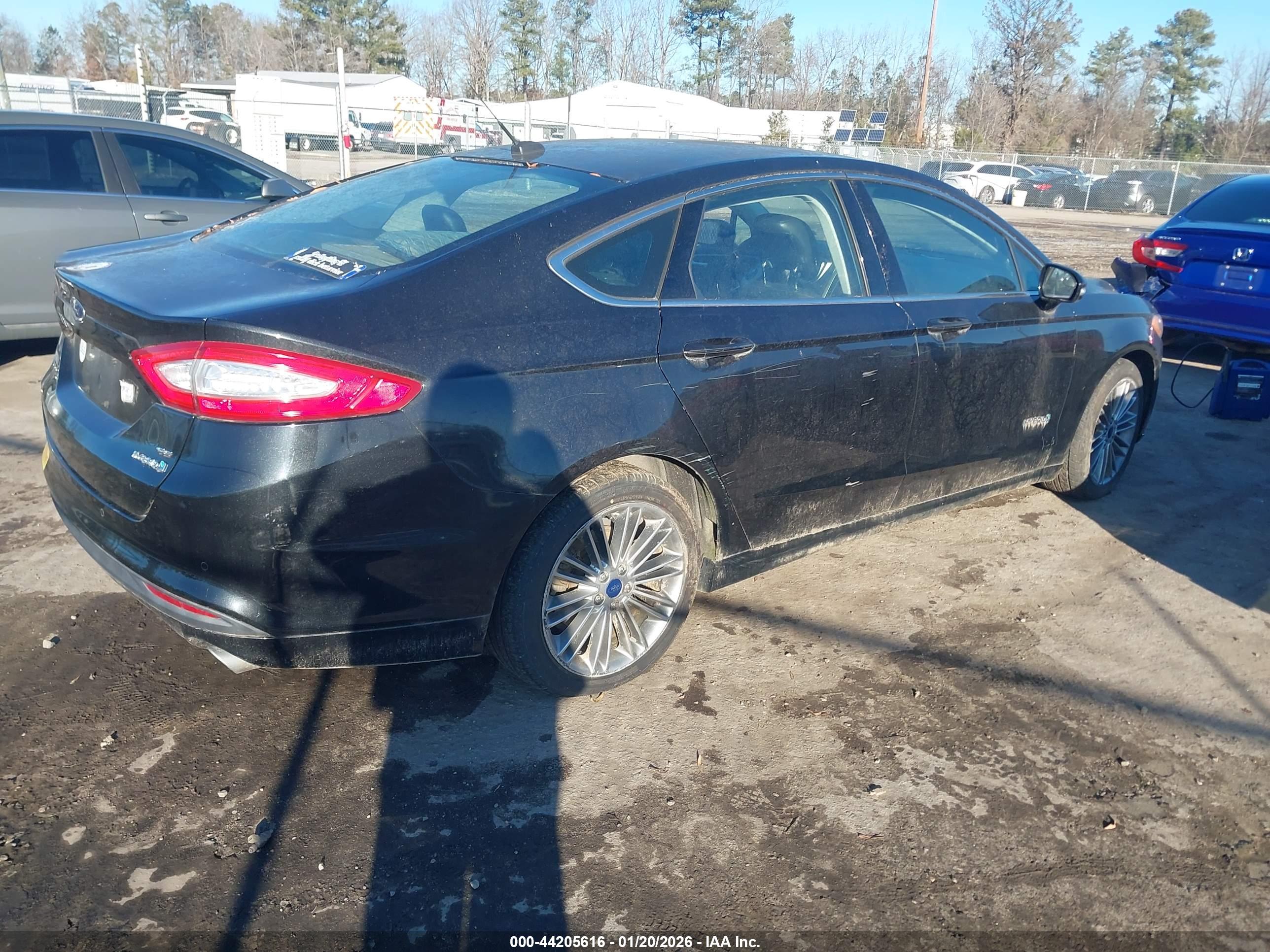 FORD FUSION image 4