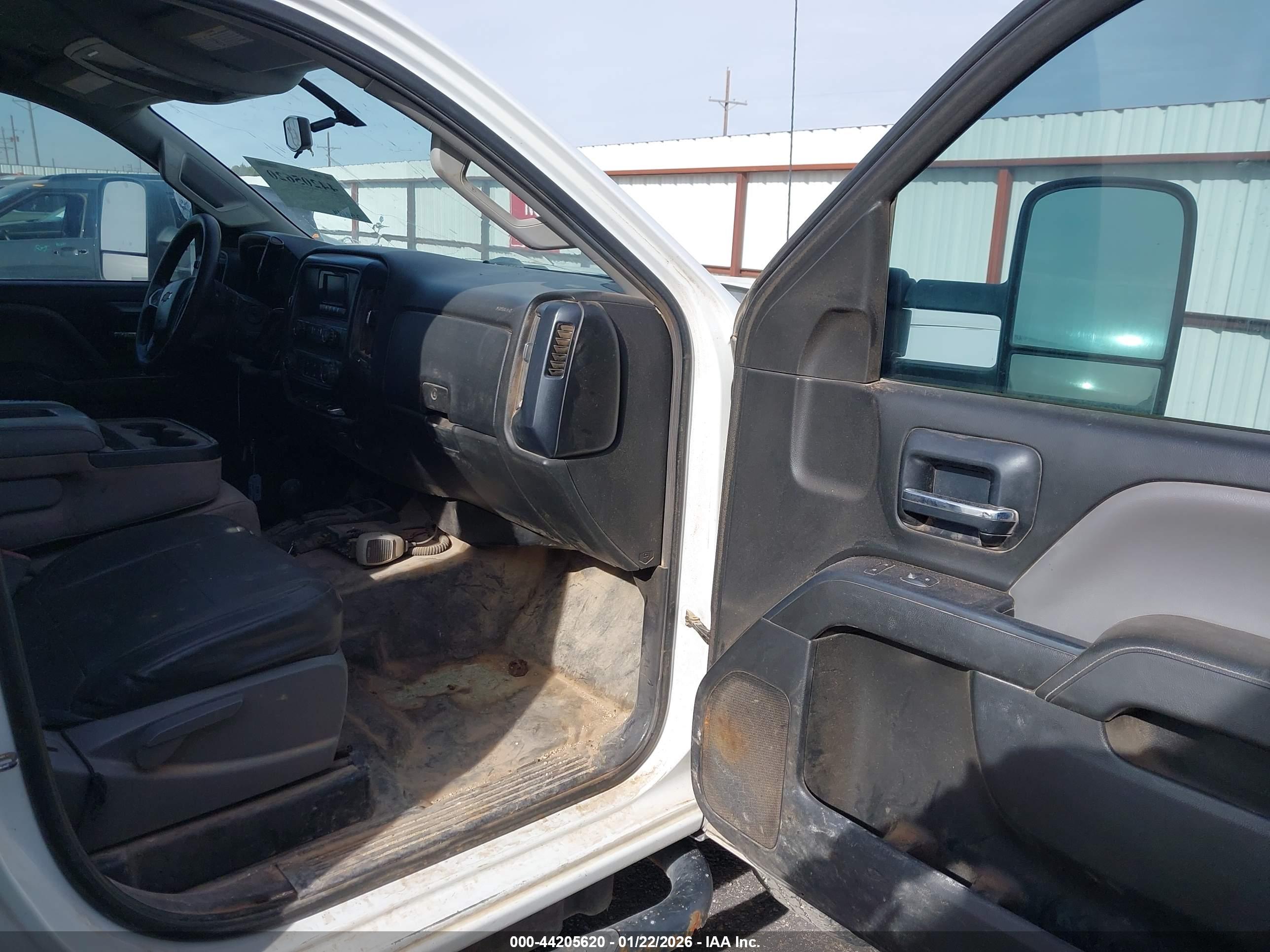 CHEVROLET SILVERADO image 5